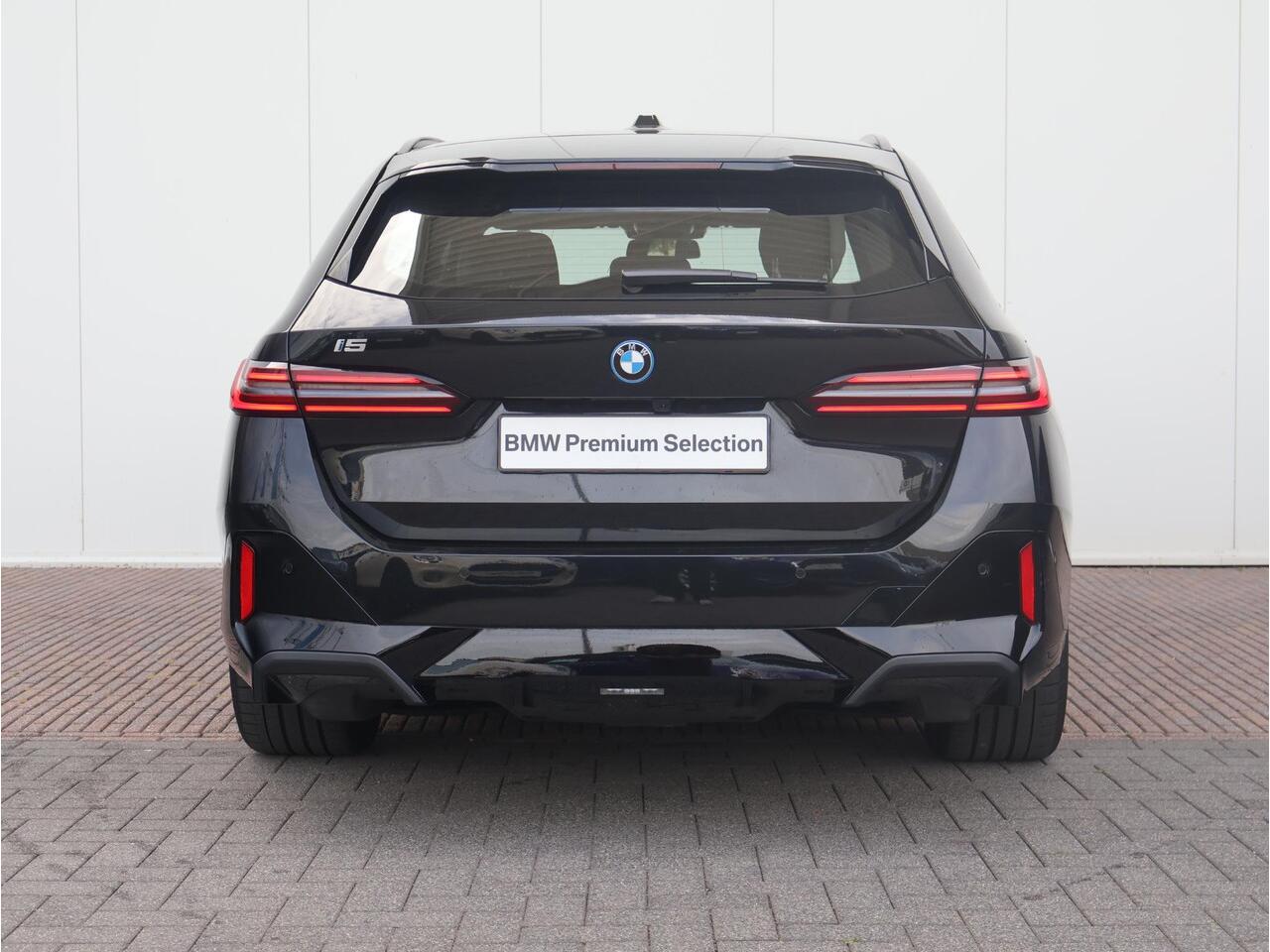 BMW i5 Touring eDrive40 M Sport Edition 84 kWh M Sport Pro / Innovation Pack / Travel Pack / Comfort Pack
