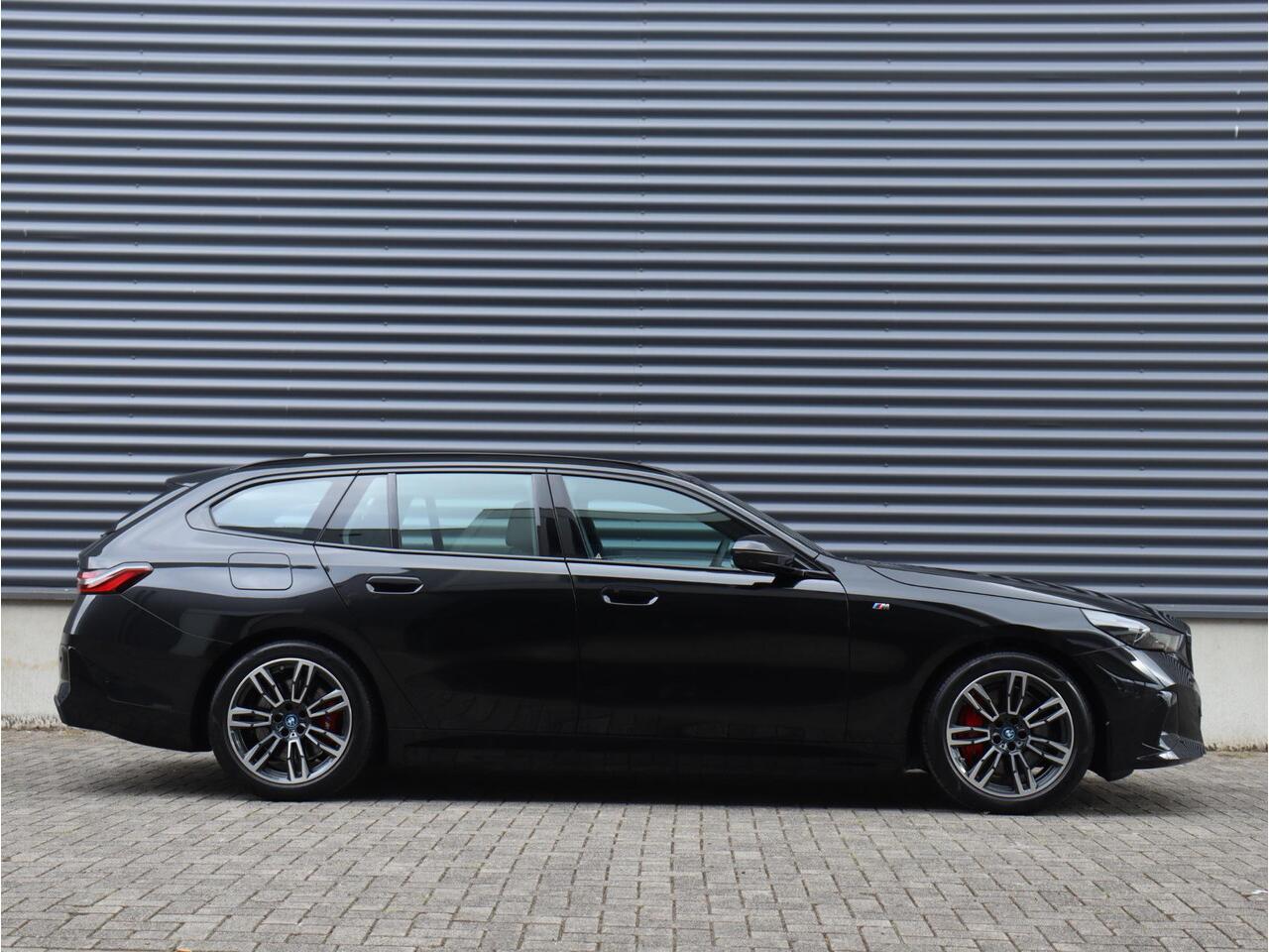 BMW i5 Touring eDrive40 | M Sportpakket Pro | Trekhaak | Driving Assistant Prof. | Adaptief M Onderstel Prof. | Harman Kardon | Head-Up | Parking Assistant Plus | Comfortstoelen | 19'' LMV