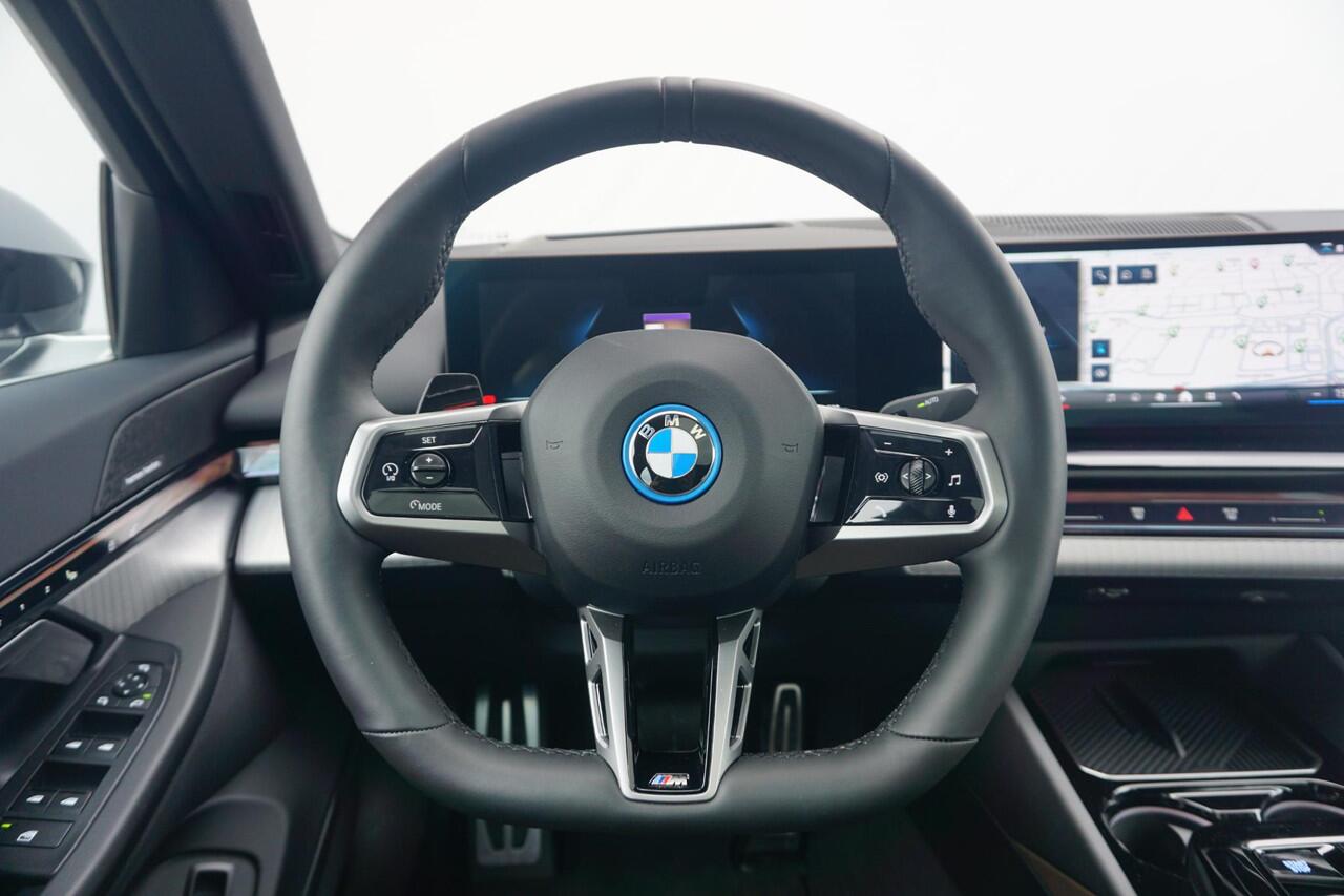 BMW i5 eDrive40 M Sport | Panoramadak / Comfortstoelen / Head-up / Trekhaak / Harman Kardon / Parking Assistant Professional / Stoelventilatie + Stoelverwarming Voor & Achter | Ekris Selection