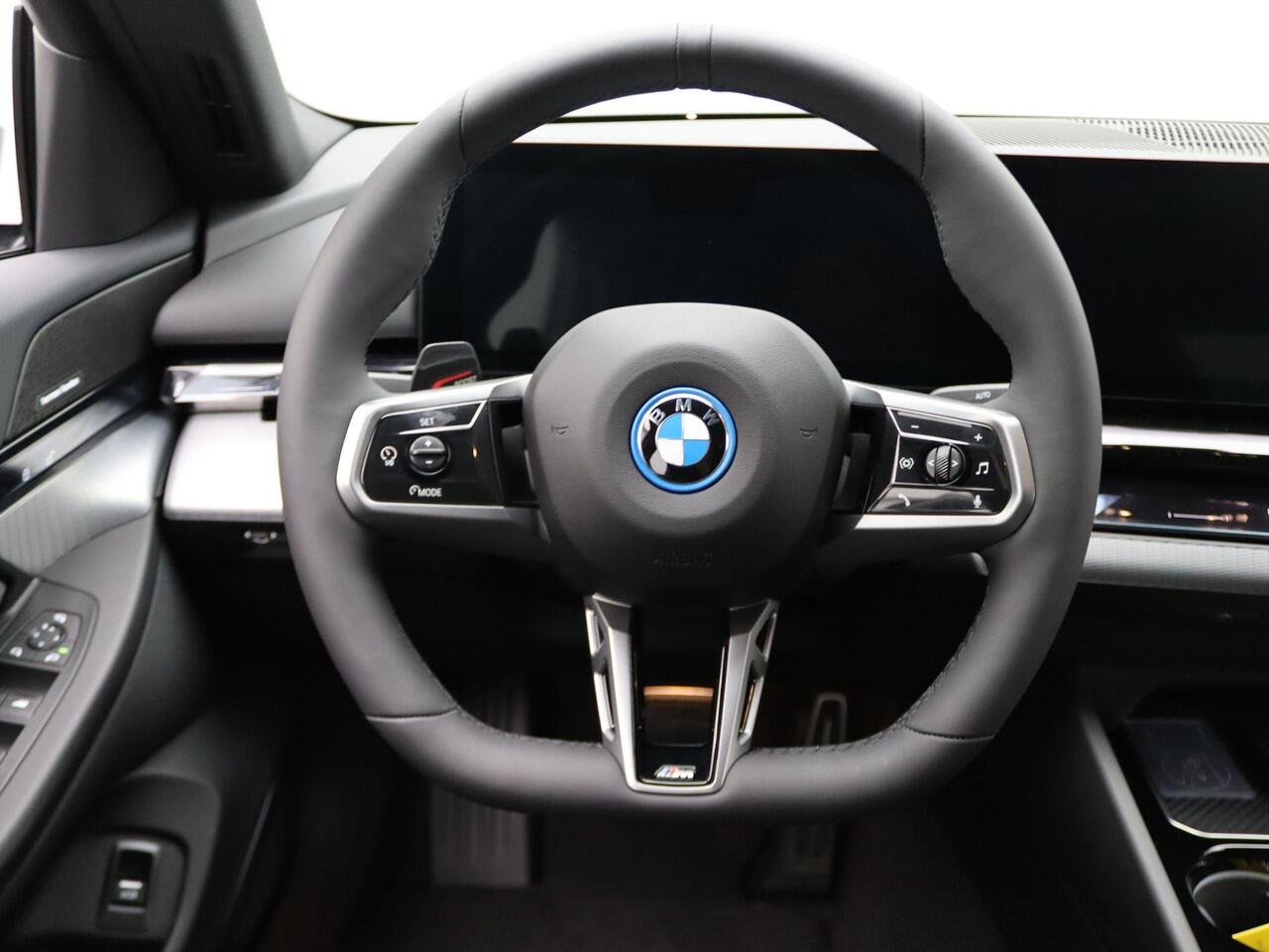 BMW i5 Sedan eDrive40 M Sportpakket Pro | M Sport Edition | Travel Pack | Comfort Pack | Trekhaak | Comfortstoelen | Driving Assistant Plus | Harman Kardon | 20''