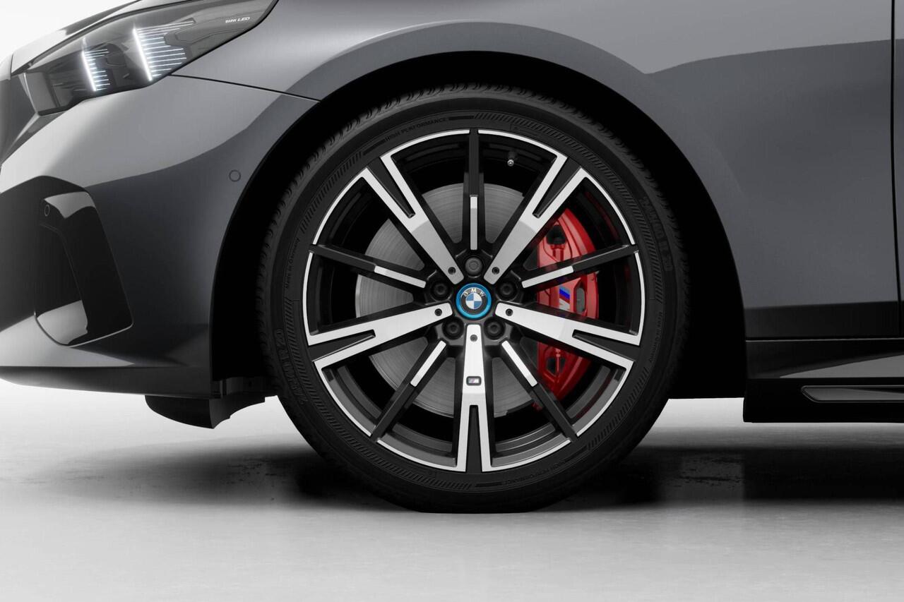 BMW i5 Sedan eDrive40 M Sport Edition M Sport Pro | Travel Pack | Comfort Pack | Showroomvoordeel