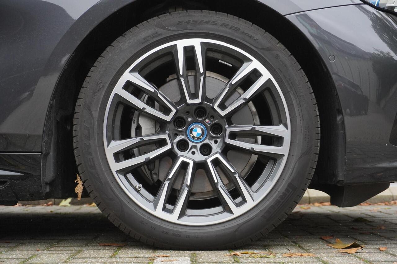 BMW i5 Touring eDrive40 M Sportpakket | Trekhaak met elektrisch wegklapbare kogel | Driving Assistant Plus | Parking Assistant | Alarmsysteem klasse 3
