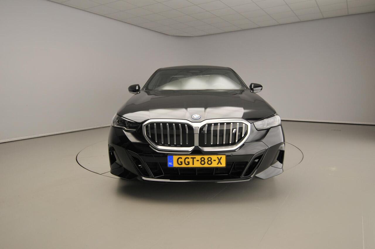 BMW i5 Sedan eDrive40 | M-Sportpakket | LED | Leder | HUD | Schuifdak | Trekhaak | Comfortzetels | Active cruise | DAB | Harman-kardon sound | Alu 20 inch