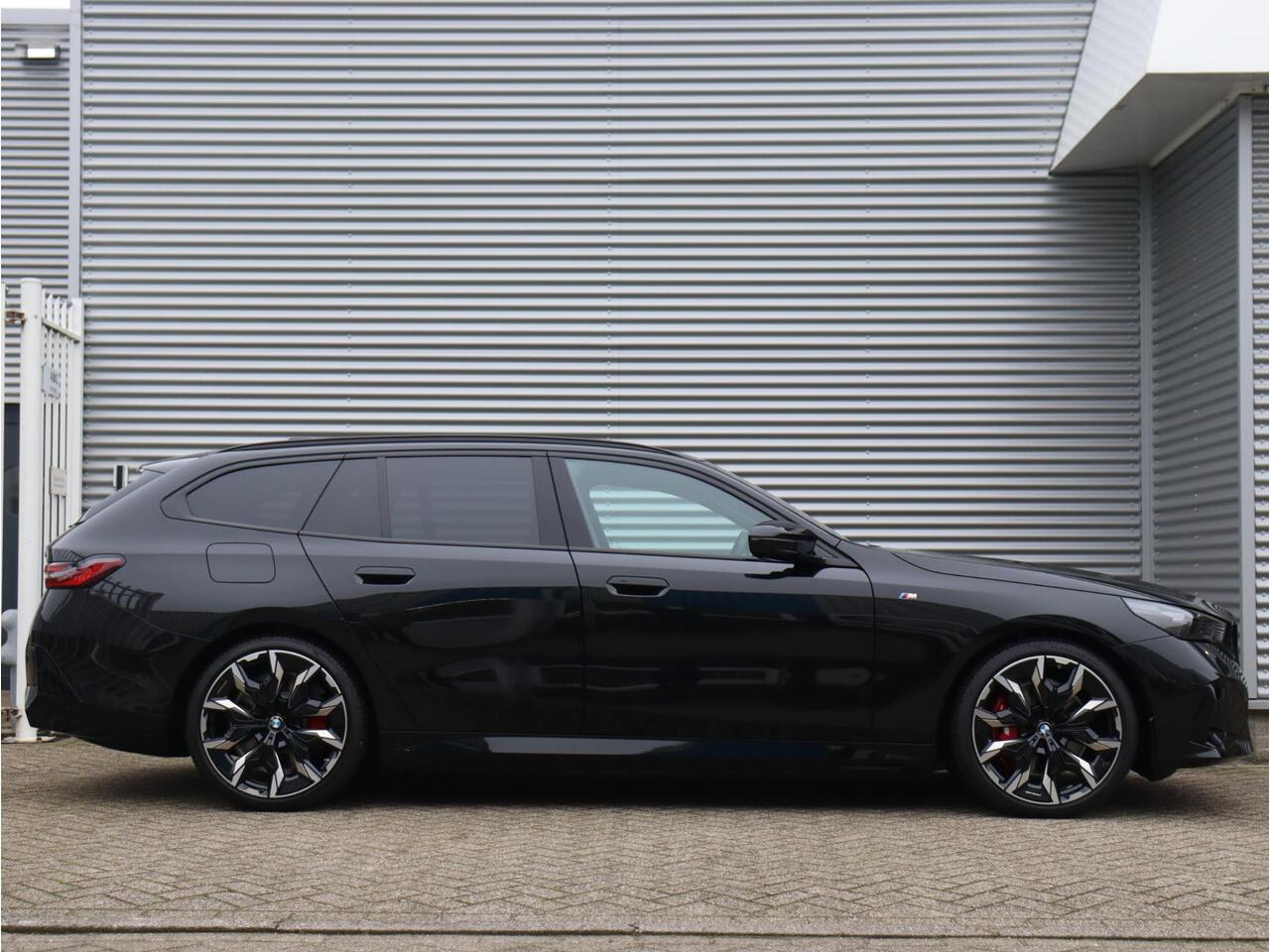 BMW i5 Touring M60 xDrive M Sportpakket Pro | Innovation Pack | Travel Pack | Iconic Glow | Showroom Selection