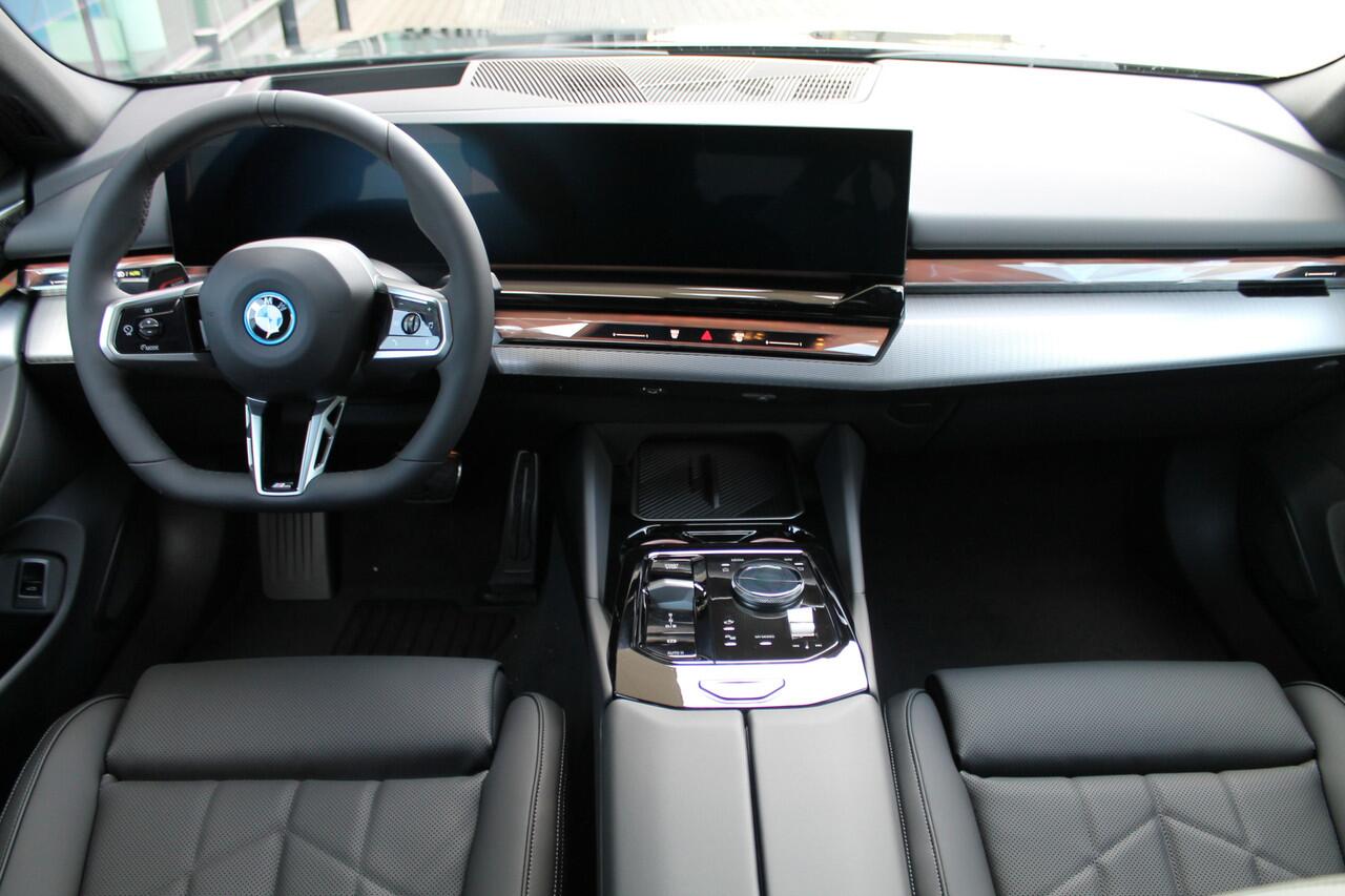 BMW i5 eDrive40 M Sport / Bowers & Wilkins / Adaptieve LED / Comfort Access / Stoelventilatie / Parking Assistant Plus / Stuurverwarming