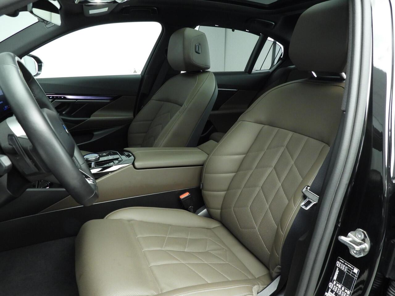 BMW i5 Sedan eDrive40 84 kWh | M-Sportpakket | LED | HUD | Panoramadak | Trekhaak | Active cruise | DAB | Harman-kardon sound | Alu 20 inch