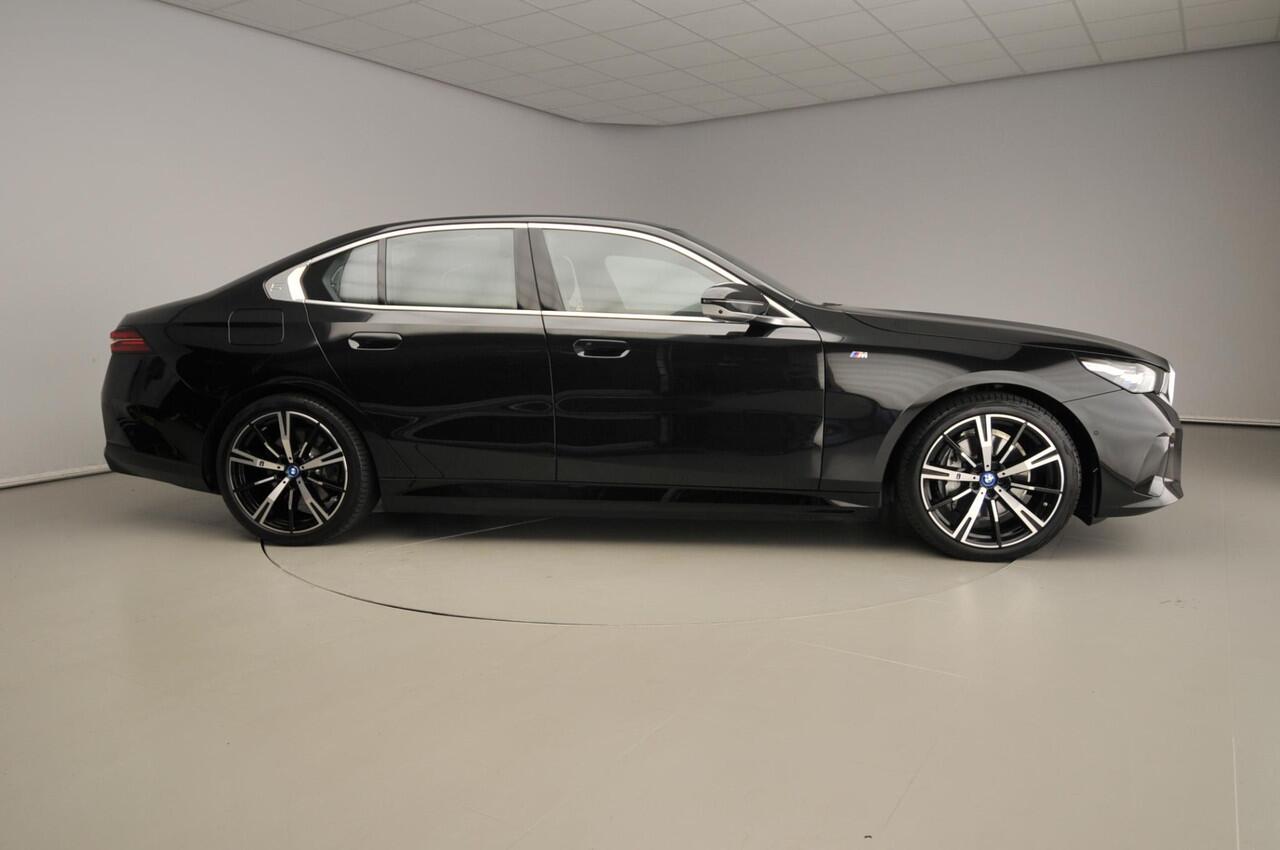 BMW i5 Sedan eDrive40 84 kWh | M-Sportpakket | LED | HUD | Panoramadak | Trekhaak | Active cruise | DAB | Harman-kardon sound | Alu 20 inch