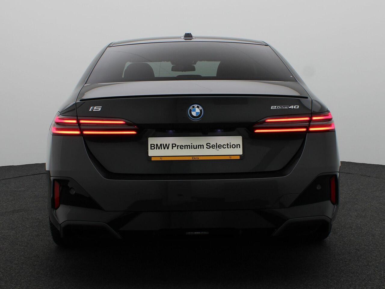 BMW i5 Sedan eDrive40 M Sportpakket Pro | M Sport Edition | Travel Pack | Comfort Pack | Trekhaak | Comfortstoelen | Driving Assistant Plus | Harman Kardon | 20''