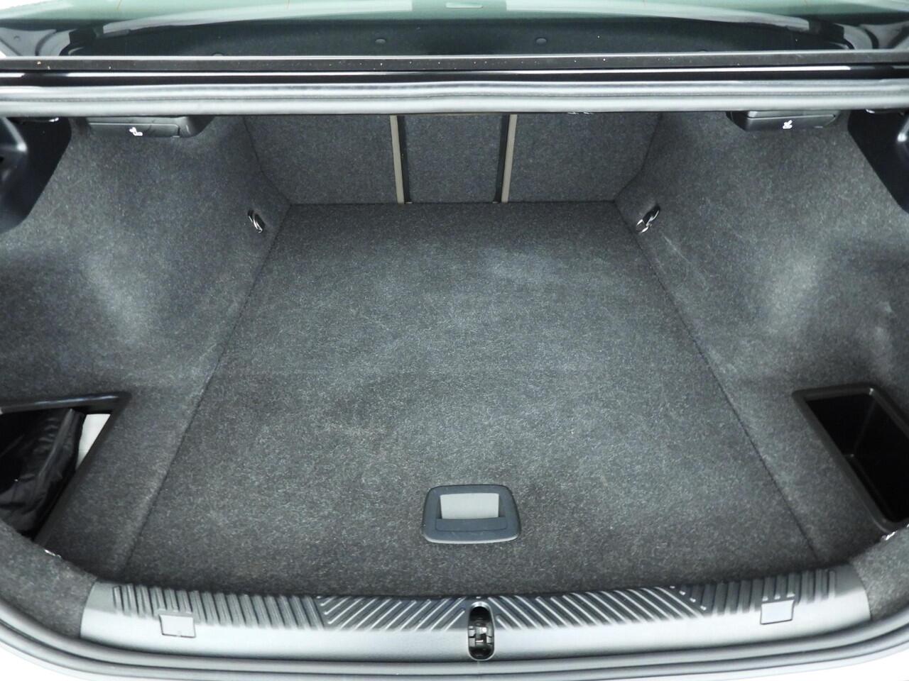 BMW i5 Sedan eDrive40 84 kWh | M-Sportpakket | LED | HUD | Panoramadak | Trekhaak | Active cruise | DAB | Harman-kardon sound | Alu 20 inch