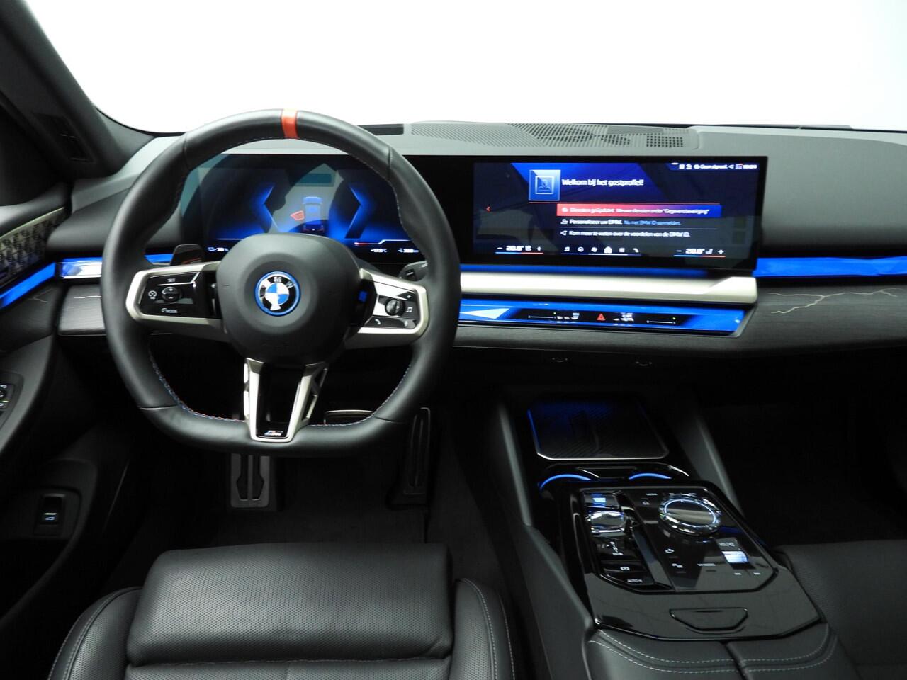 BMW i5 Sedan M60 xDrive 84 kWh | M-Sportpakket | LED | Leder | HUD | Schuifdak | Active cruise | DAB | Bowers @ Wilkins sound | Alu 20 inch
