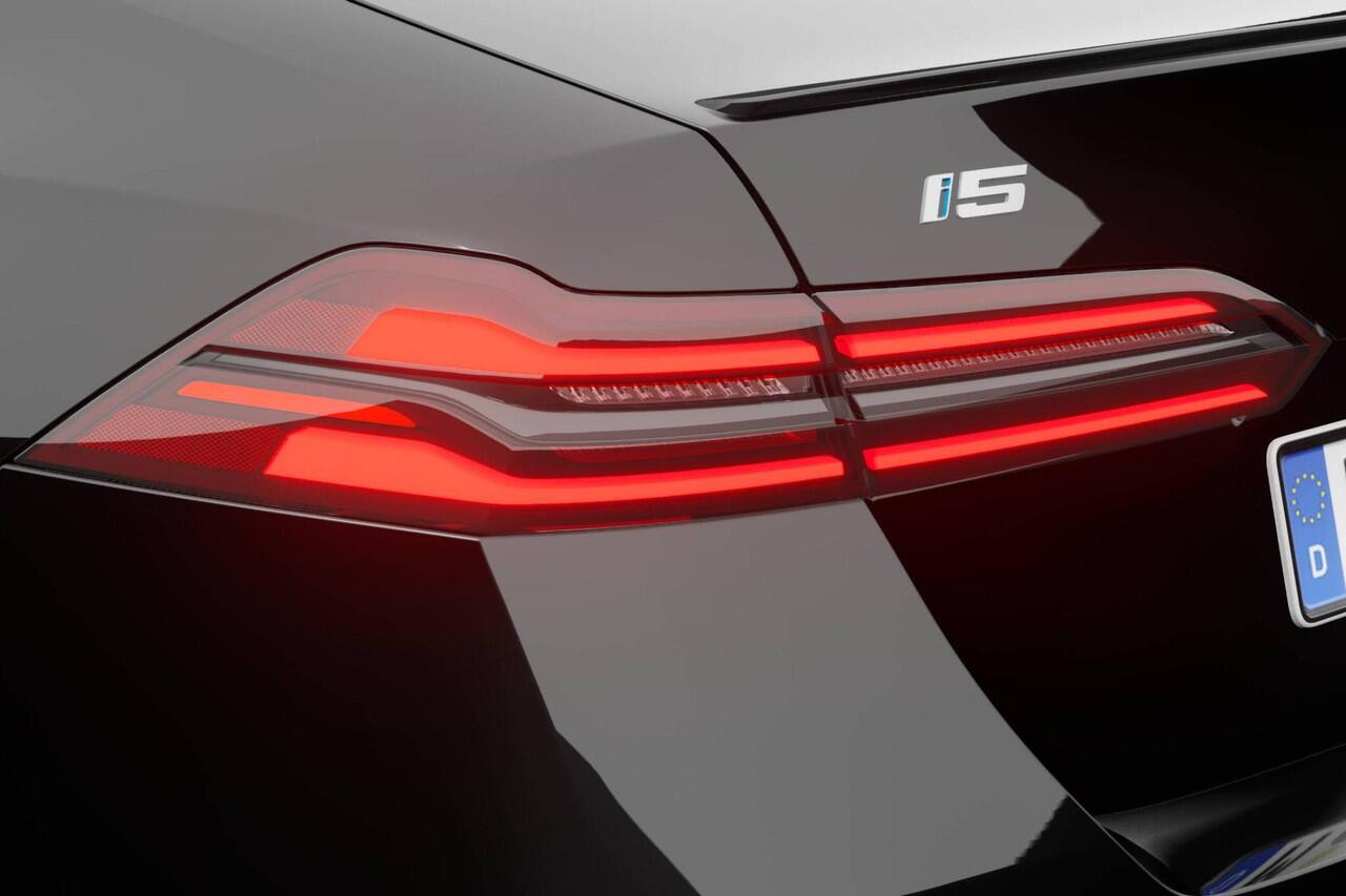 BMW i5 Sedan eDrive40 M Sport Edition | M Sport Pro | Innovation Pack | Travel Pack | Comfort Pack | Showroomvoordeel | ElectricDeals