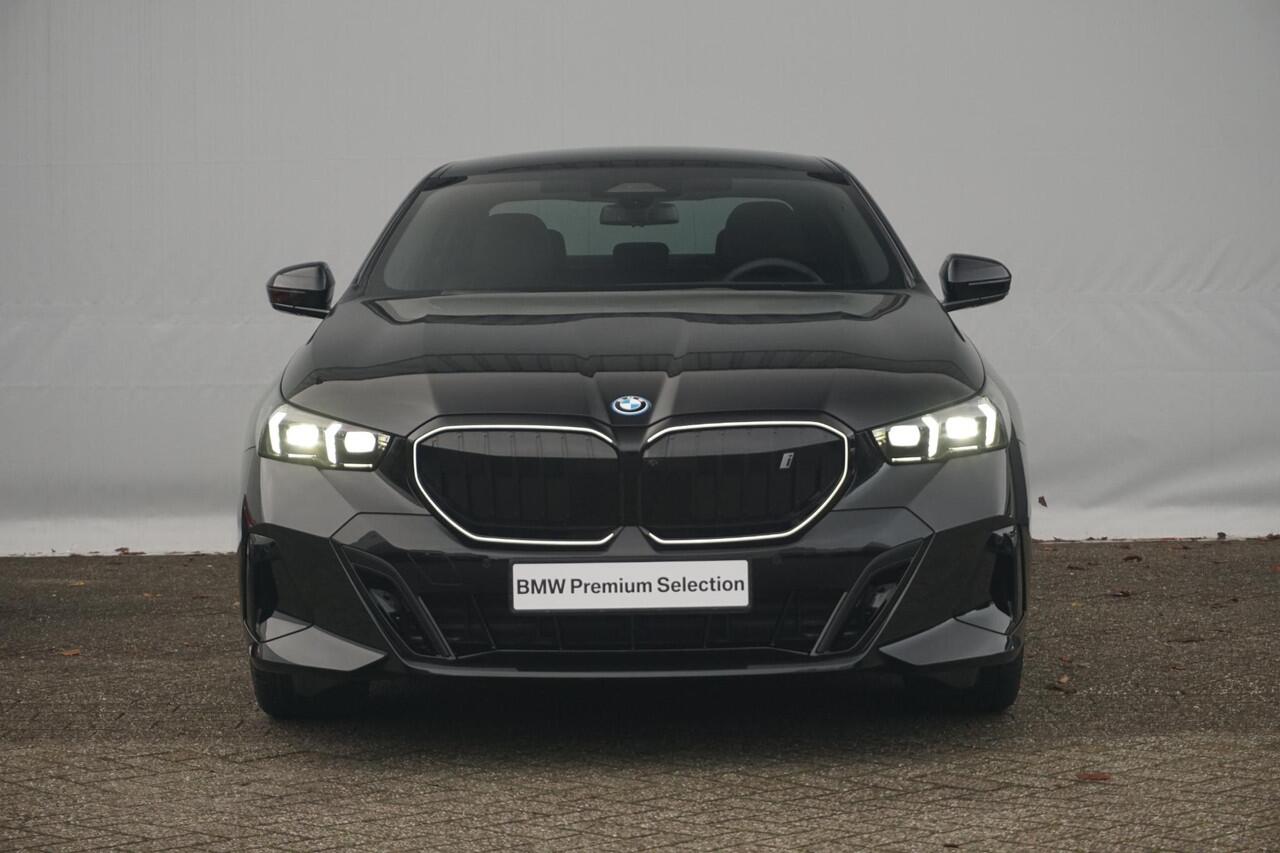 BMW i5 eDrive40 M Sportpakket Pro 20'' / Panoramadak / Stoelventilatie / Bowers & Wilkins / Trekhaak