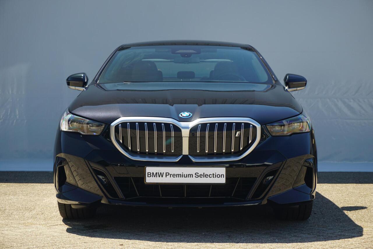 BMW i5 Sedan eDrive40 M Sportpakket 20'' / Panoramadak / Harman Kardon / Stoelventilatie / Trekhaak / Ekris Selection