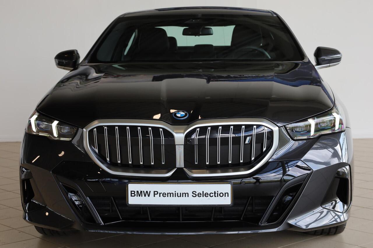 BMW i5 eDrive40 | M Sportpakket | Glazen Panoramadak | Trekhaak Elektrisch | Stuur- en stoelverwarming | Head-Up Display | Harman Kardon