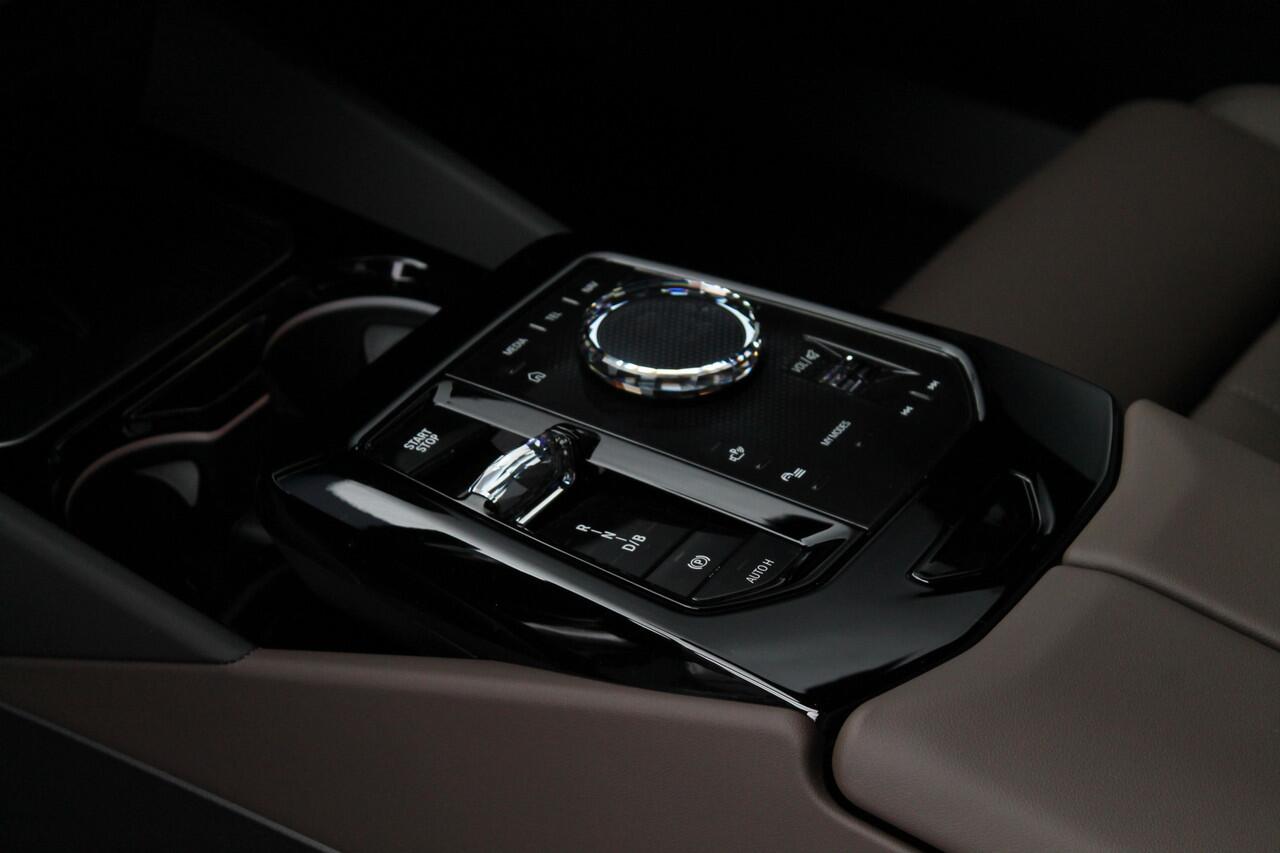 BMW i5 eDrive40 M Sport Automaat / Panoramadak / Trekhaak / Adaptieve LED / Parking Assistant Professional / Stoelventilatie / Comfort Access