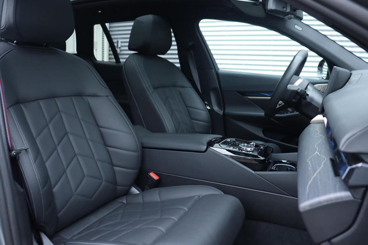 BMW i5 Touring M60 xDrive | M Sportpakket Pro | Trekhaak | Panodak | Driving Assistant Prof. | Parking Assistant Prof. | Bowers & Wilkins Surround Sound | Stoelventilatie | Comfort Pack | Glasapplicatie | Iconic Glow | 21''LMV