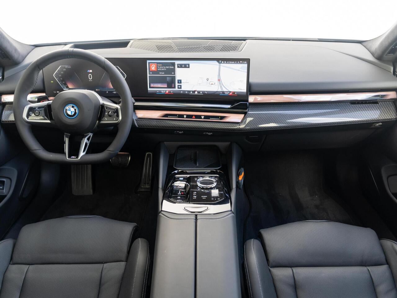 BMW i5 Touring eDrive40 | M Sportpakket Pro | Innovation Pack | Bowers & Wilkins | Verwarmd Stuurwiel | Comfort Access | Panoramadak | Stoelventilatie | Trekhaak