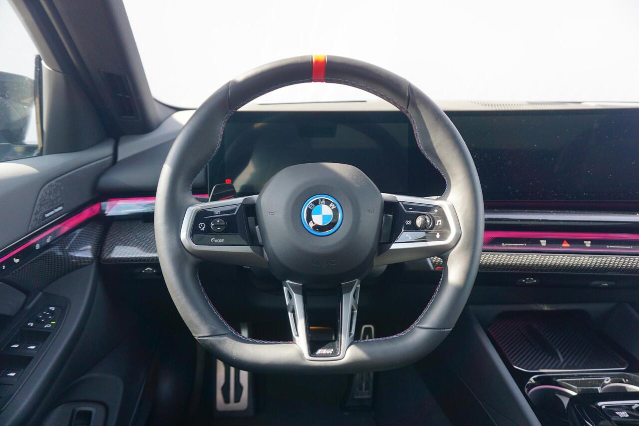 BMW i5 M60 M Sport Pro | Headup / Harman Kardon / Panoramadak / Stoelventilatie / Adaptief onderstel Professional