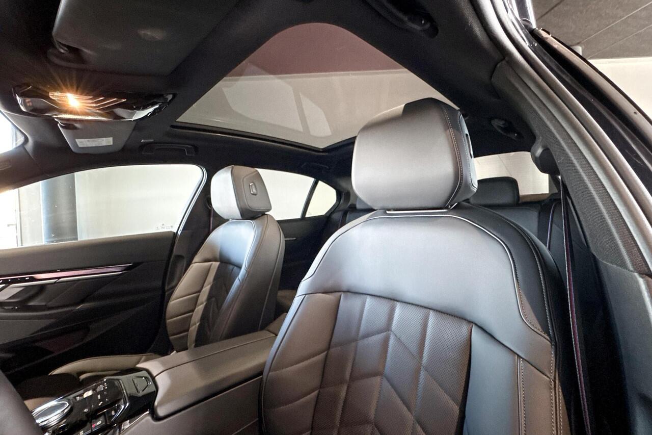 BMW i5 Sedan eDrive40 M Sport Edition | M Sport Pro | Travel Pack | Comfort Pack | Showroomvoordeel | ElectricDeals