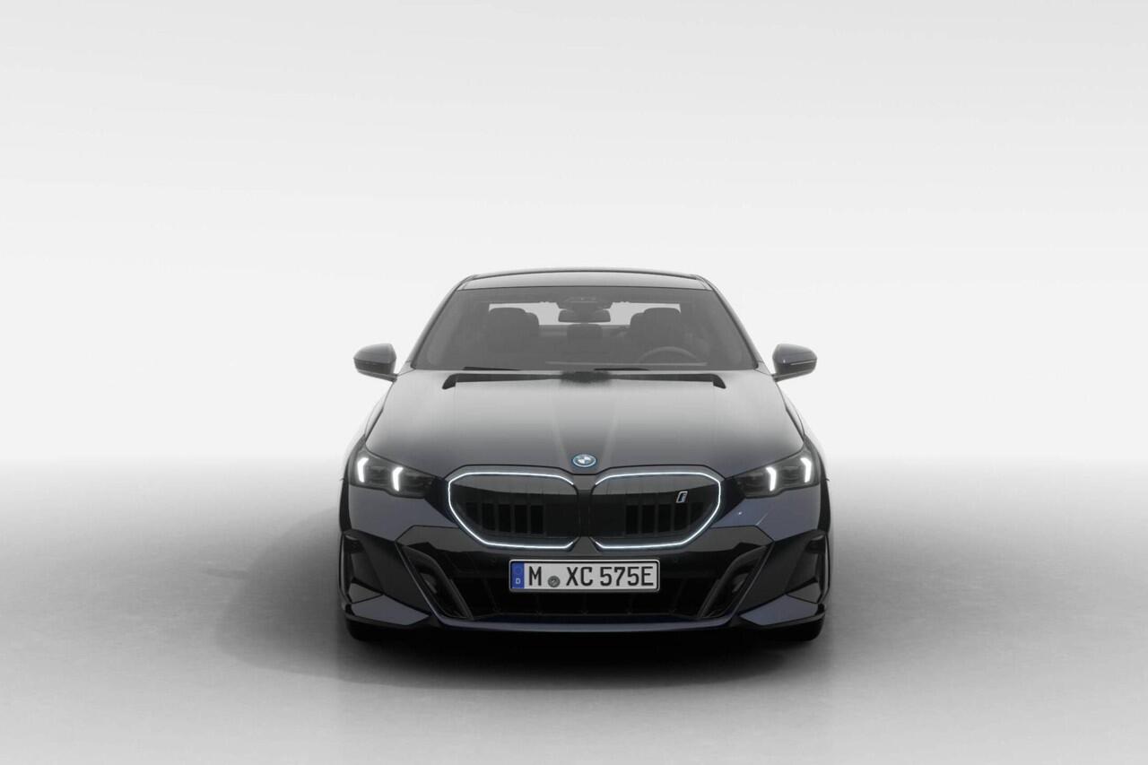 BMW i5 Sedan eDrive40 M Sport Edition | M Sport Pro | Travel Pack | Trekhaak | Extra getint glas | VPLD
