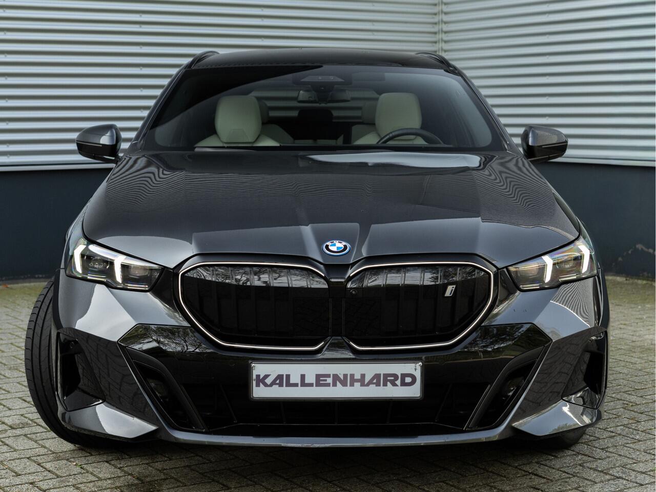 BMW i5 Touring eDrive40 M-Sport Pro - Onderstel Prof - Pano - Trekhaak - Driving Ass Prof