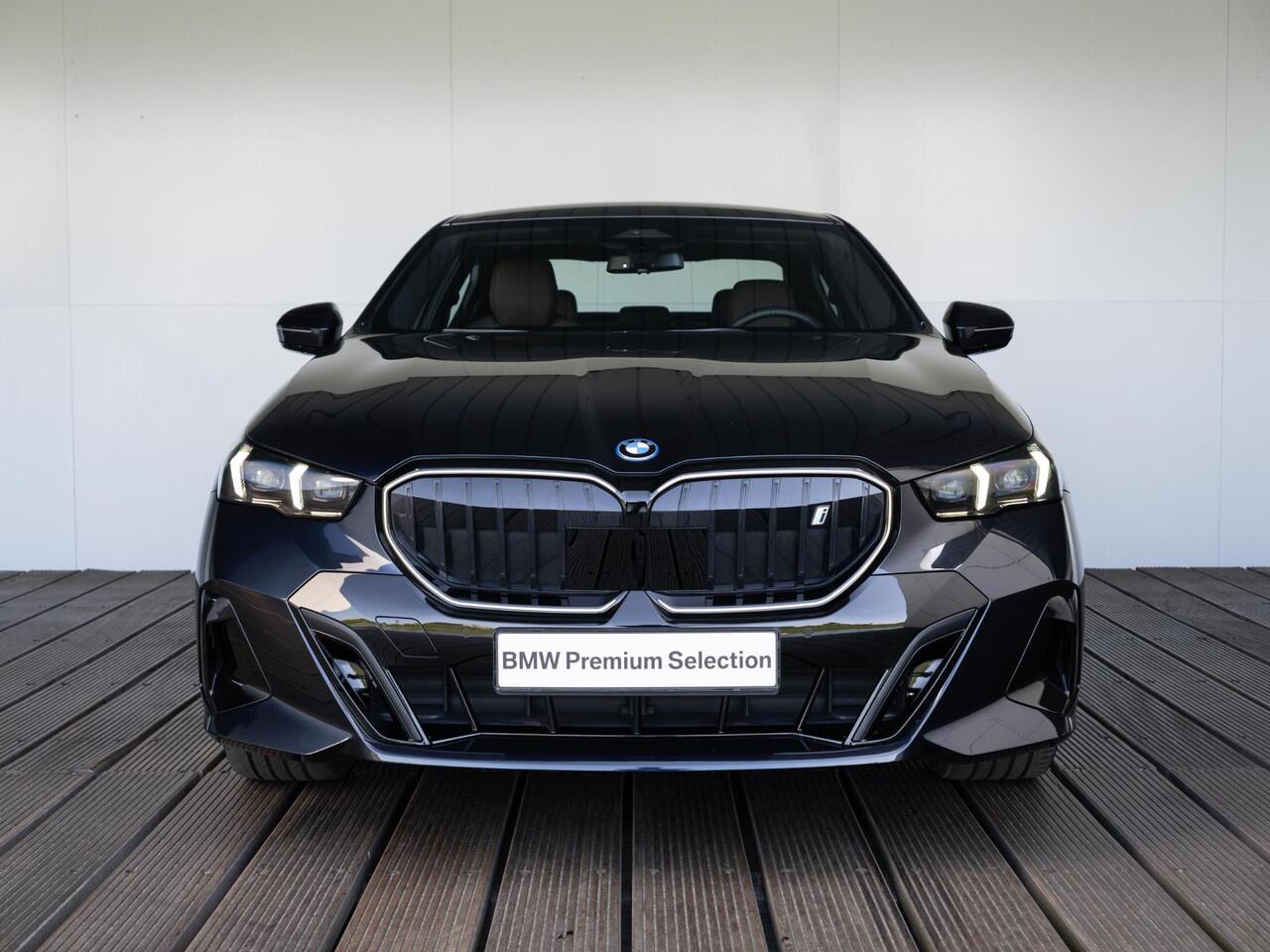 BMW i5 Sedan eDrive40 | M Sportpakket Pro | Travel Pack | Comfort Access | Panoramadak | Harman-Kardon | Stoelverwarming & -ventilatie | Trekhaak | 21''