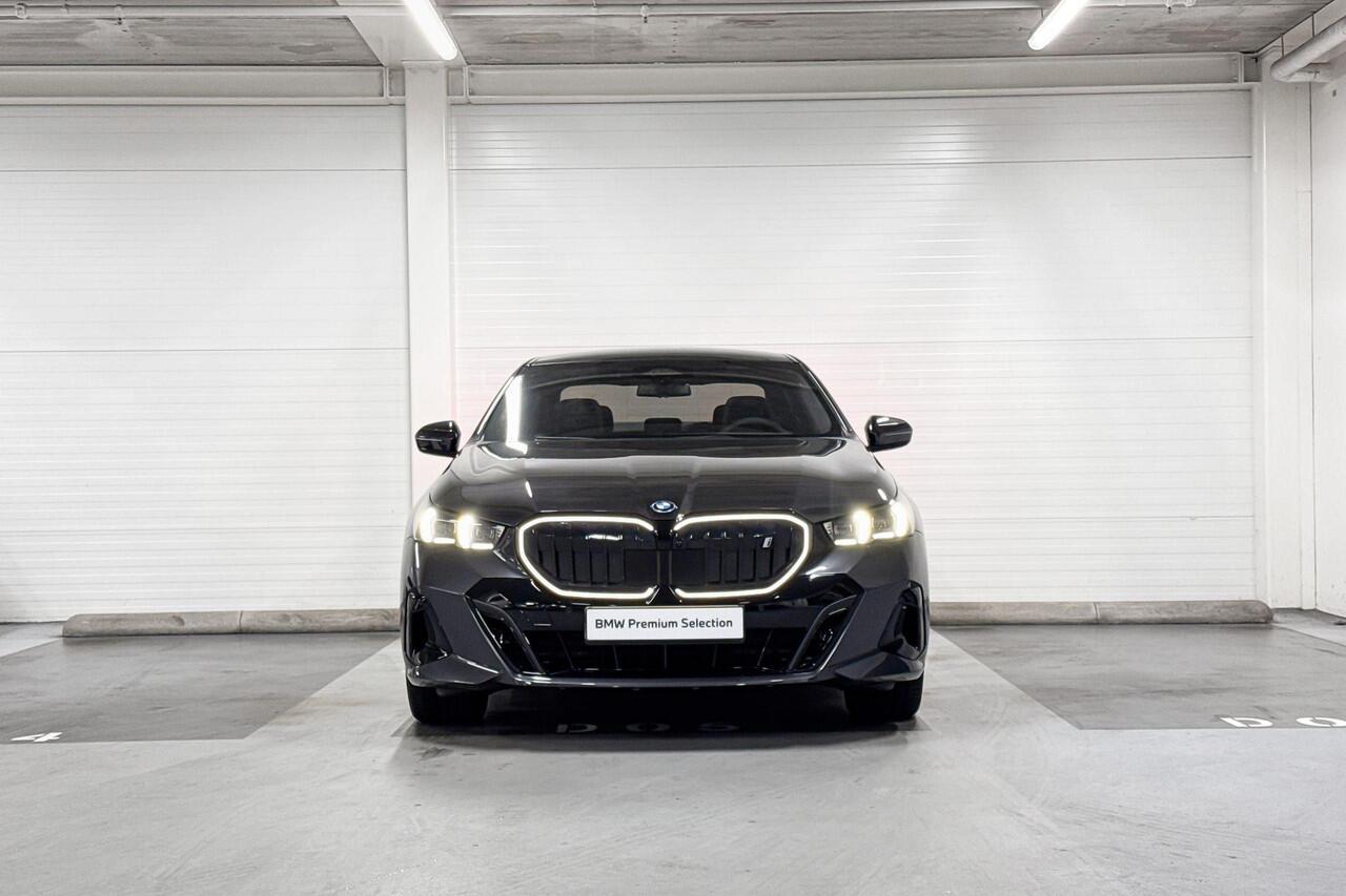 BMW i5 Sedan eDrive40 | M-Sport Pro | Travel Pack | Innovation Pack | Comfort Pack | Driving Assistant Plus | Bowers&Wilkins | Panoramadak | Comfort Access | Trekhaak