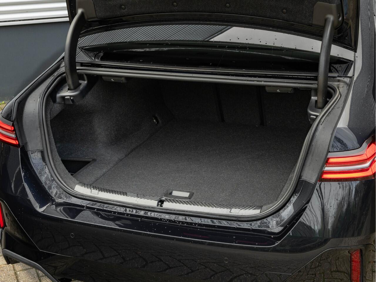 BMW i5 eDrive40 M-Sport - Onderstel Prof - Driving Ass Plus - Comfortstoelen