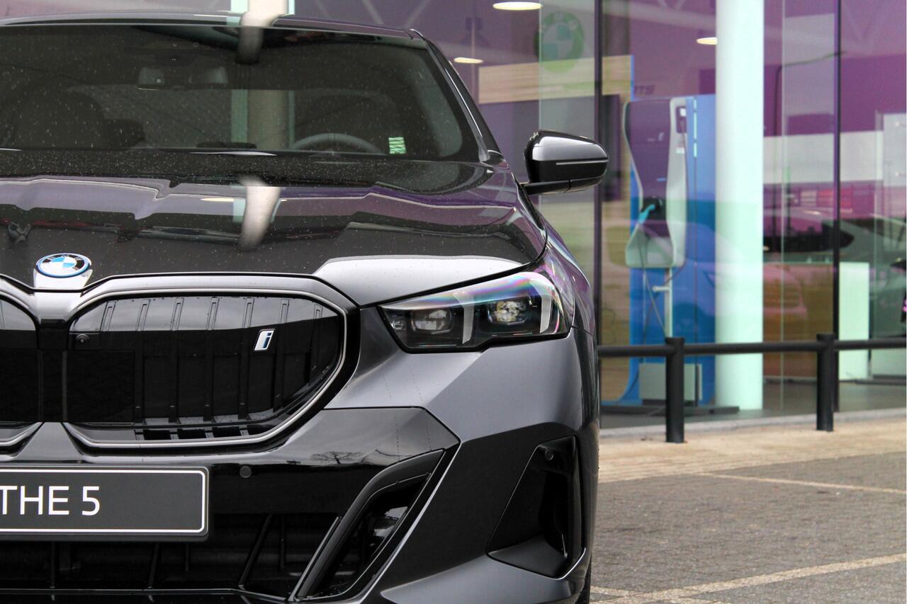 BMW i5 eDrive40 M Sport Automaat / Panoramadak / Trekhaak / Adaptieve LED / Parking Assistant Professional / Stoelventilatie / Comfort Access