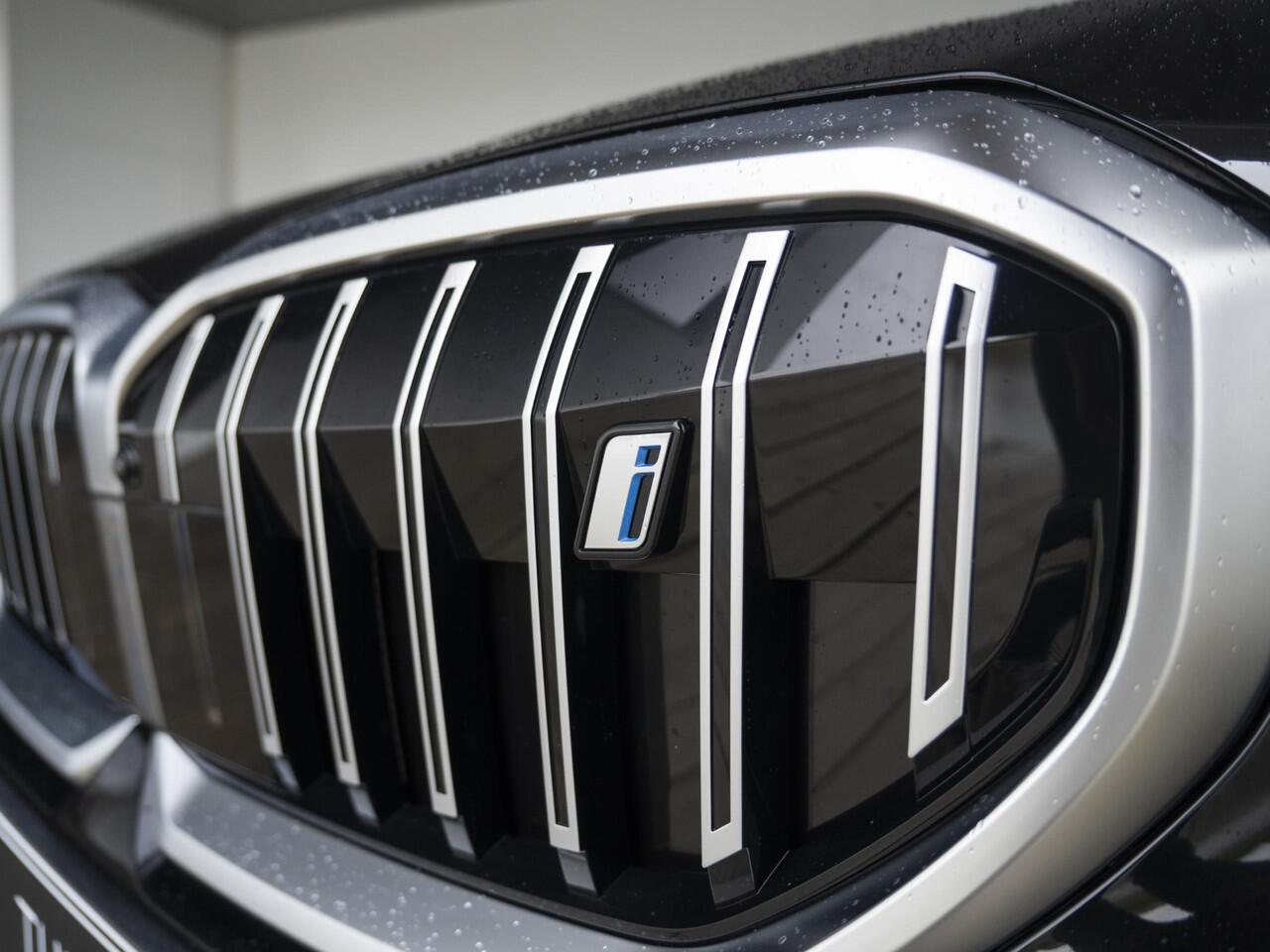 BMW i5 eDrive40 M Sportpakket 20'' / Panoramadak / Comfortstoelen / Harman Kardon / Trekhaak | Ekris Selection