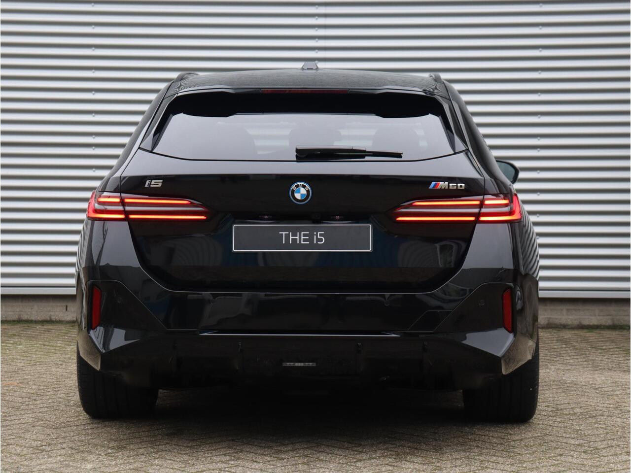 BMW i5 Touring M60 xDrive M Sportpakket Pro | Innovation Pack | Travel Pack | Iconic Glow