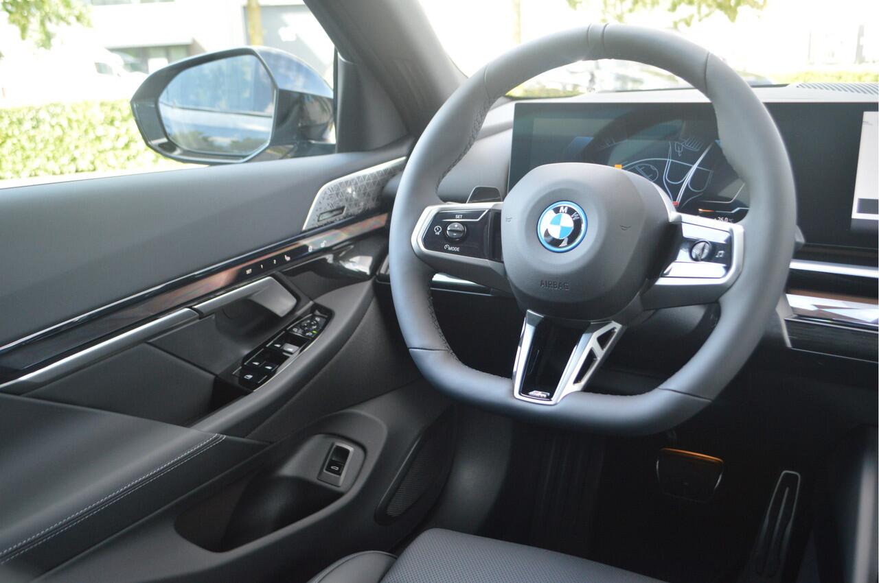 BMW i5 eDrive40 M Sport / Panoramadak / Trekhaak / Stoelventilatie / Adaptieve LED / Comfort Access / Parking Assistant Plus / Stuurverwarming