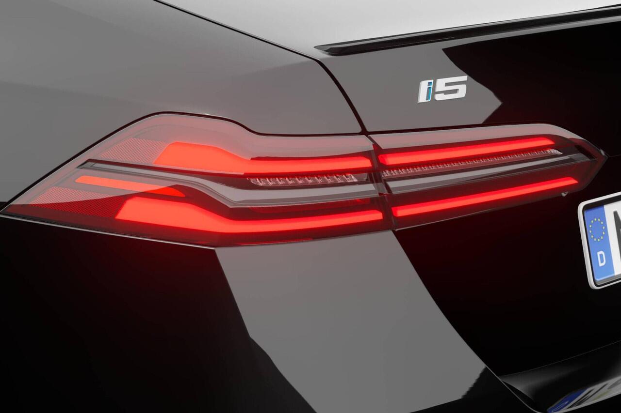 BMW i5 Sedan eDrive40 M Sport Edition | M Sport Pro | Innovation Pack | Travel Pack | Comfort Pack | Showroomvoordeel | ElectricDeals