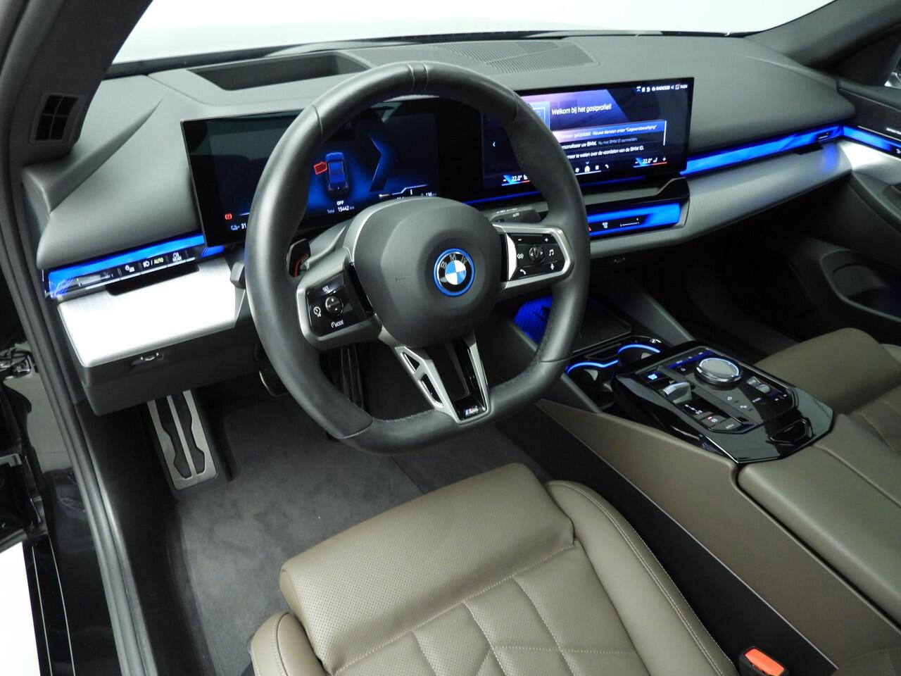 BMW i5 Sedan eDrive40 | M-Sportpakket | LED | Leder | HUD | Schuifdak | Trekhaak | Comfortzetels | Active cruise | DAB | Harman-kardon sound | Alu 20 inch