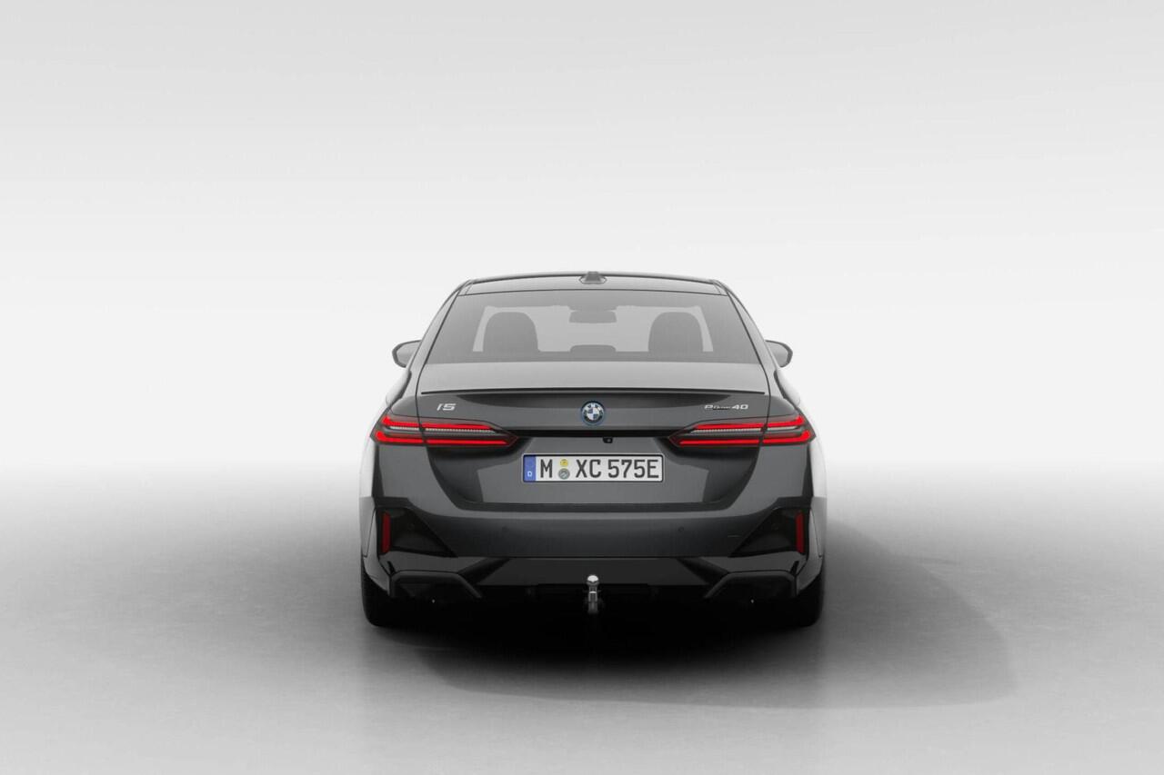 BMW i5 Sedan eDrive40 M Sport Edition | M Sport Pro | Travel Pack | Comfort Pack | Trekhaak | Getint Glas | Laadaansluiting 22kW | VPLD