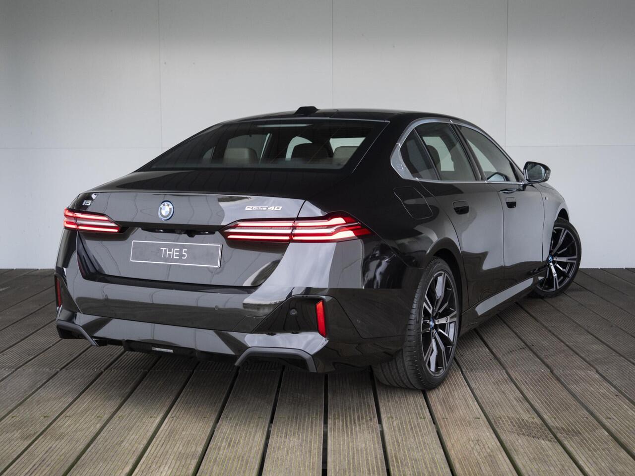 BMW i5 eDrive40 M Sportpakket 20'' / Panoramadak / Comfortstoelen / Harman Kardon / Trekhaak | Ekris Selection