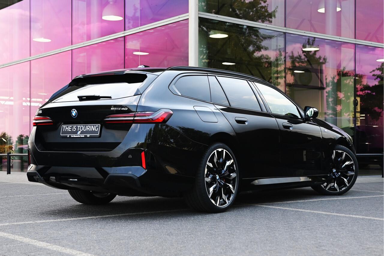 BMW i5 Touring eDrive40 M Sport / Panoramadak / Trekhaak / Bowers & Wilkins / M Multifunctionele Stoelen / Comfort Access / Adaptieve LED / Stoelventilatie