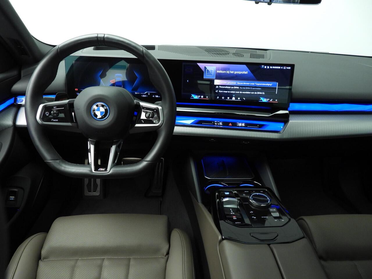 BMW i5 Sedan eDrive40 | M-Sportpakket | LED | Leder | HUD | Schuifdak | Trekhaak | Comfortzetels | Active cruise | DAB | Harman-kardon sound | Alu 20 inch