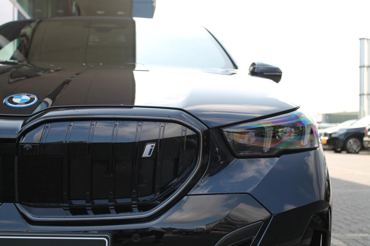 BMW i5 eDrive40 M Sport / Bowers & Wilkins / Adaptieve LED / Comfort Access / Stoelventilatie / Parking Assistant Plus / Stuurverwarming