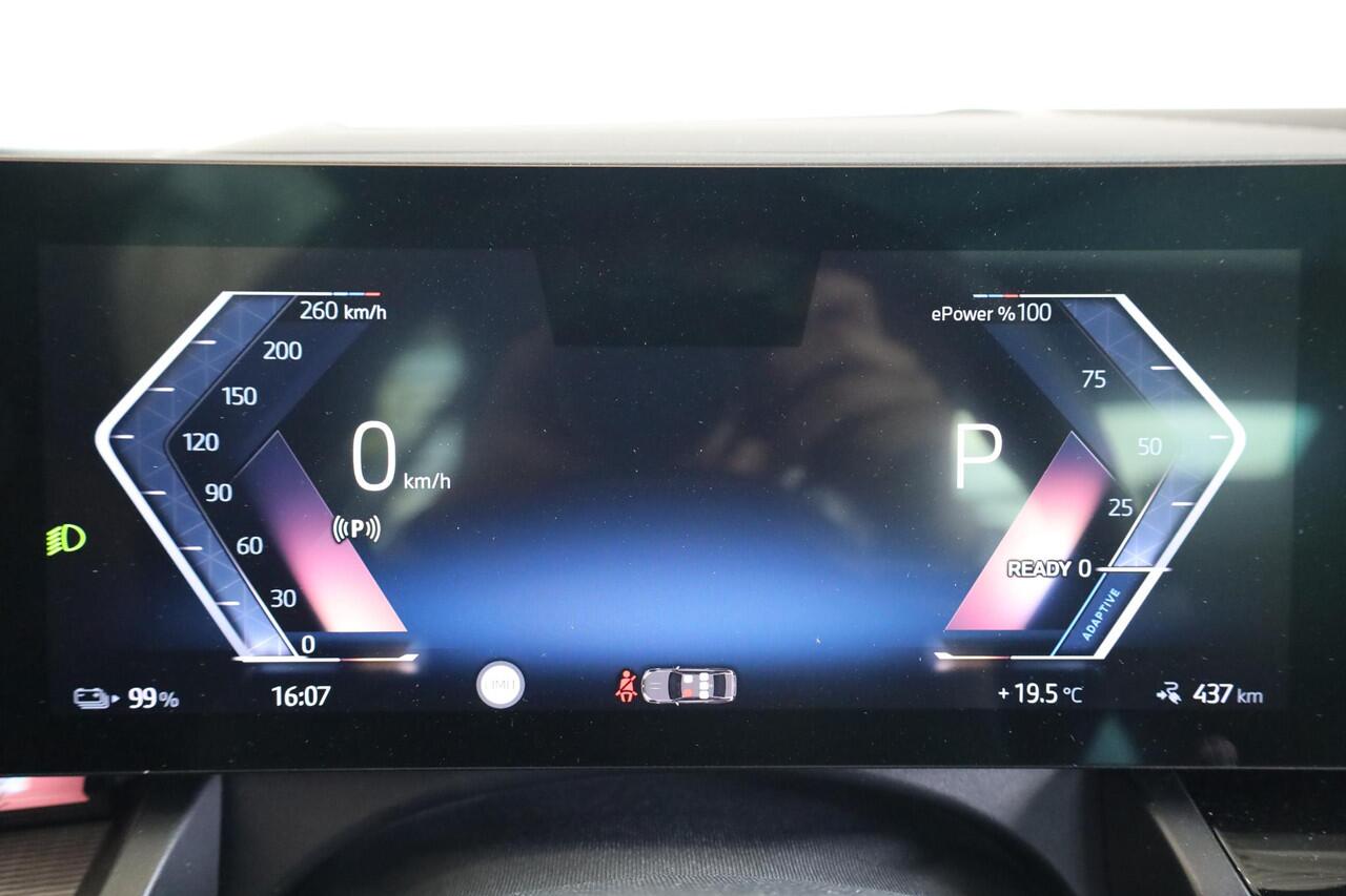 BMW i5 eDrive40 | M Sportpakket | Glazen Panoramadak | Trekhaak Elektrisch | Stuur- en stoelverwarming | Head-Up Display | Harman Kardon