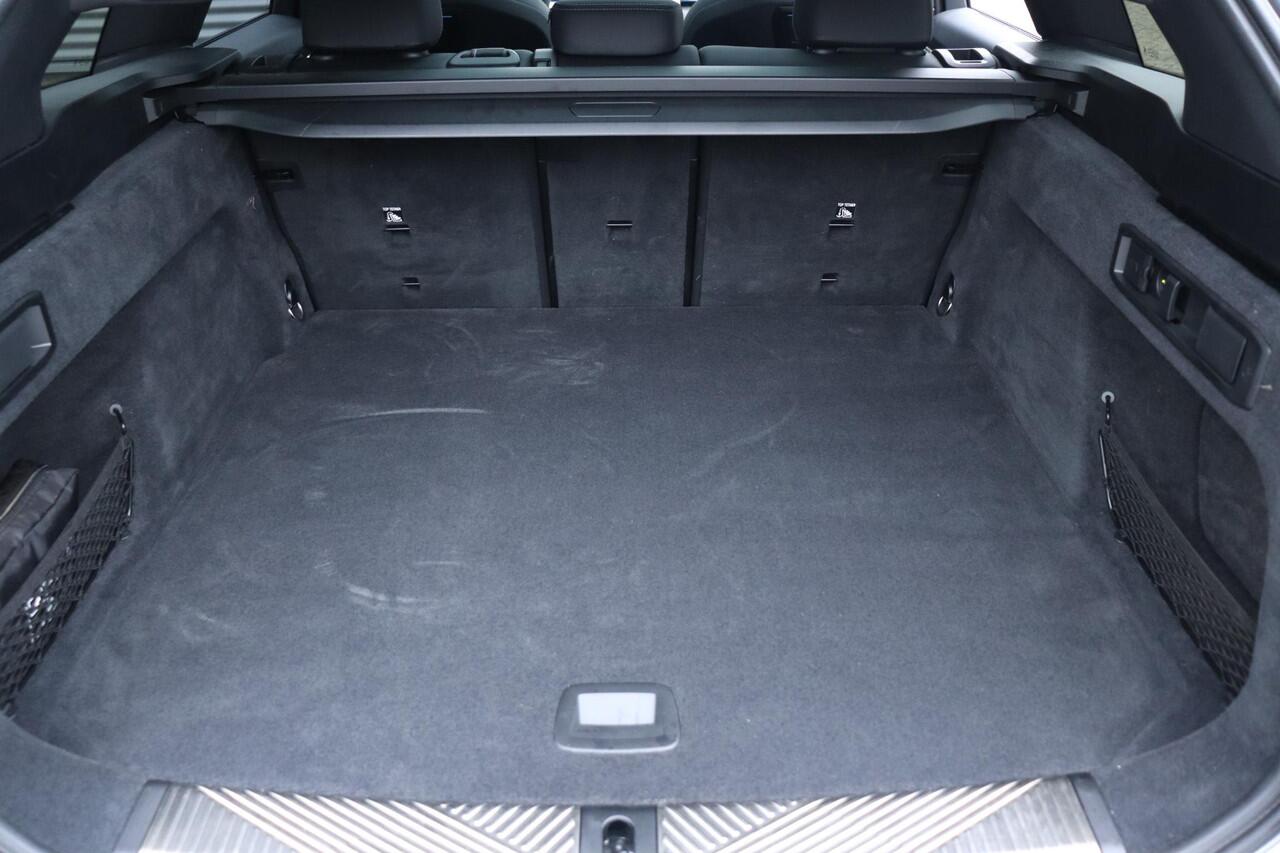 BMW i5 Touring M60 xDrive | M Sportpakket Pro | Trekhaak | Panodak | Driving Assistant Prof. | Parking Assistant Prof. | Bowers & Wilkins Surround Sound | Stoelventilatie | Comfort Pack | Glasapplicatie | Iconic Glow | 21''LMV