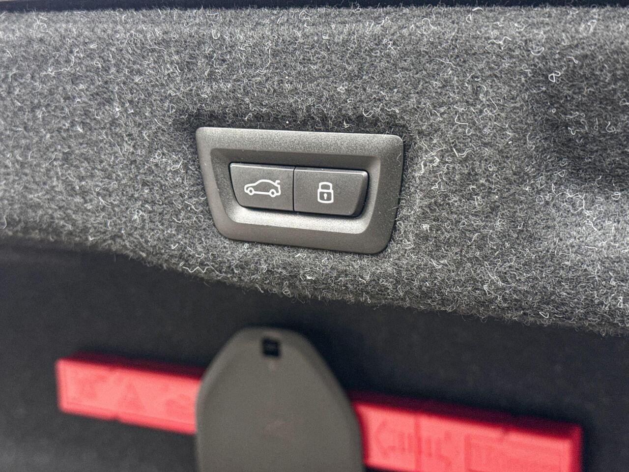 BMW i5 Sedan eDrive40 M Sport Edition / Stoelventilatie / Trekhaak Zwenkbaar / Elektrisch verstelbare stoelen / Stoelverwarming voor en achter / Comfort Acces / Harman Kardon / Selections