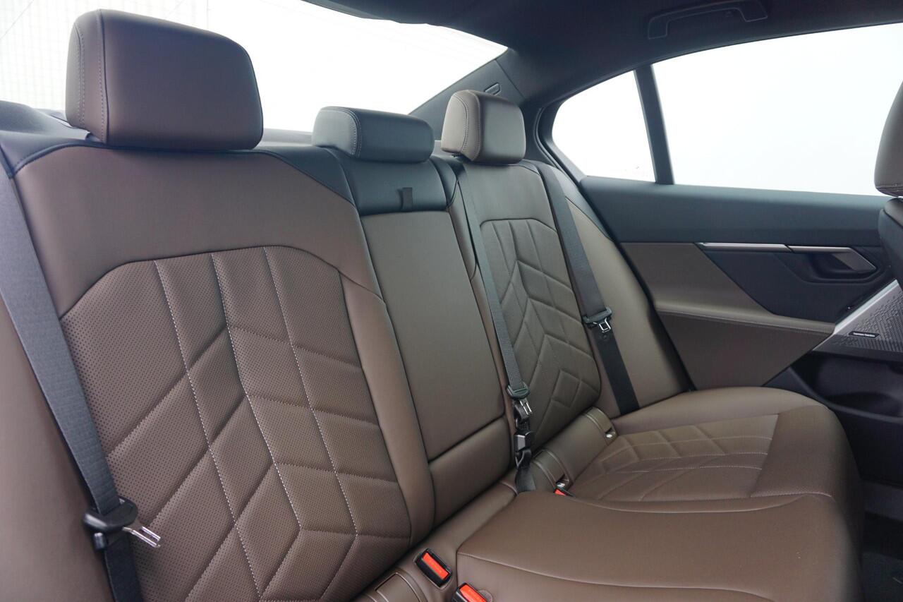 BMW i5 eDrive40 M Sport | Panoramadak / Comfortstoelen / Head-up / Trekhaak / Harman Kardon / Parking Assistant Professional / Stoelventilatie + Stoelverwarming Voor & Achter | Ekris Selection