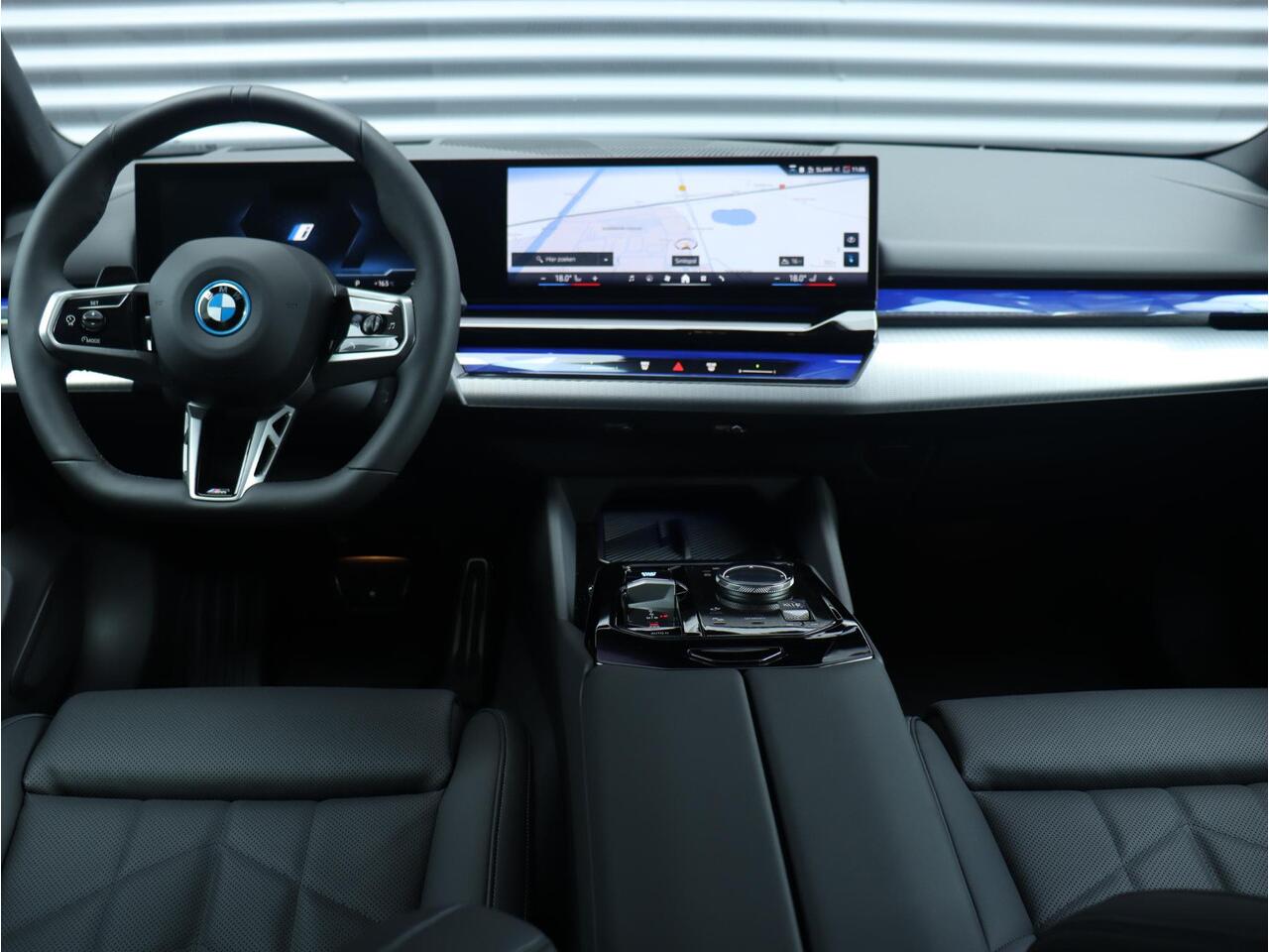 BMW i5 Touring eDrive40 | M Sportpakket Pro | Trekhaak | Driving Assistant Prof. | Adaptief M Onderstel Prof. | Harman Kardon | Head-Up | Parking Assistant Plus | Comfortstoelen | 19'' LMV