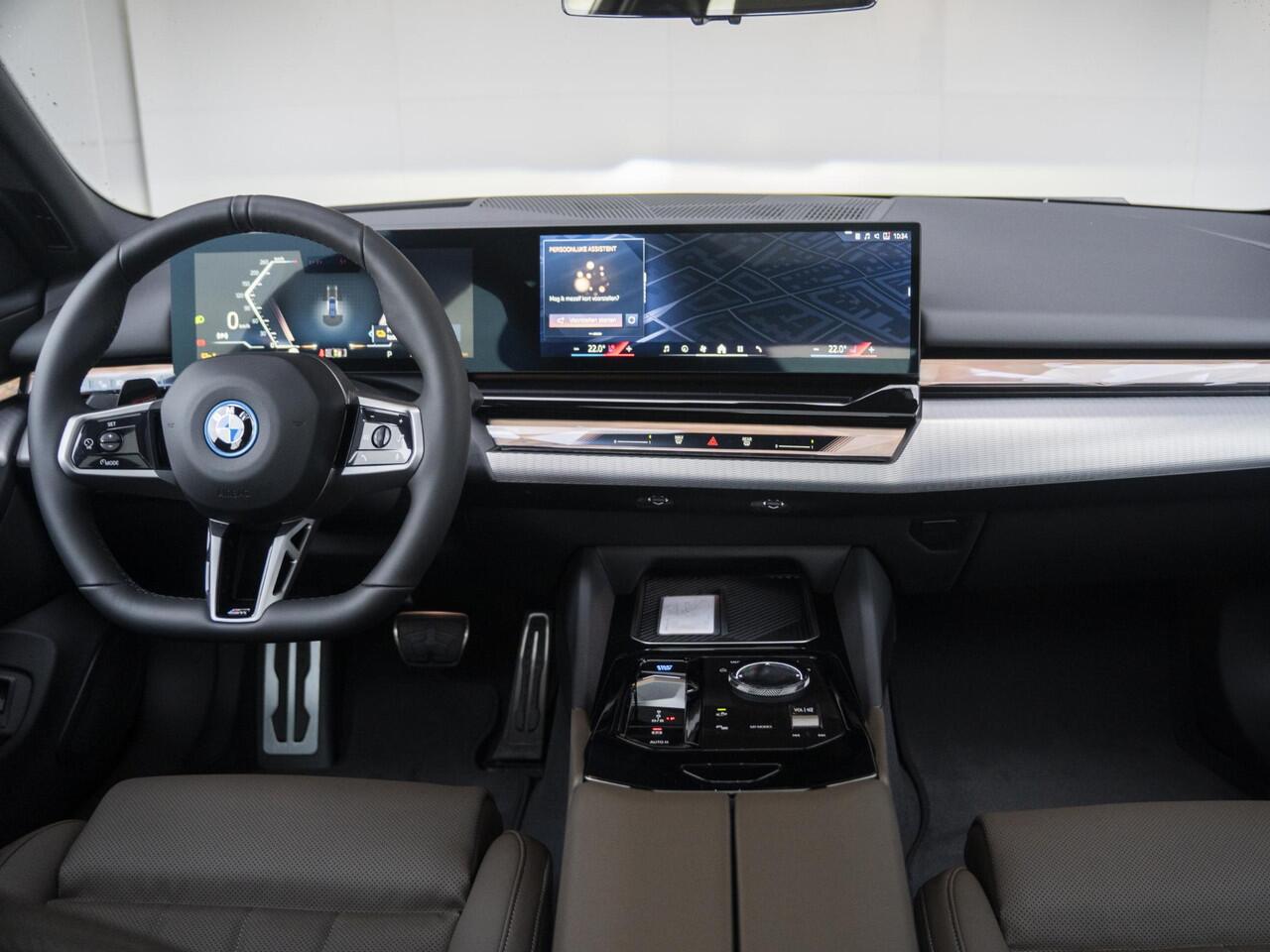 BMW i5 eDrive40 M Sportpakket 20'' / Panoramadak / Comfortstoelen / Harman Kardon / Trekhaak | Ekris Selection