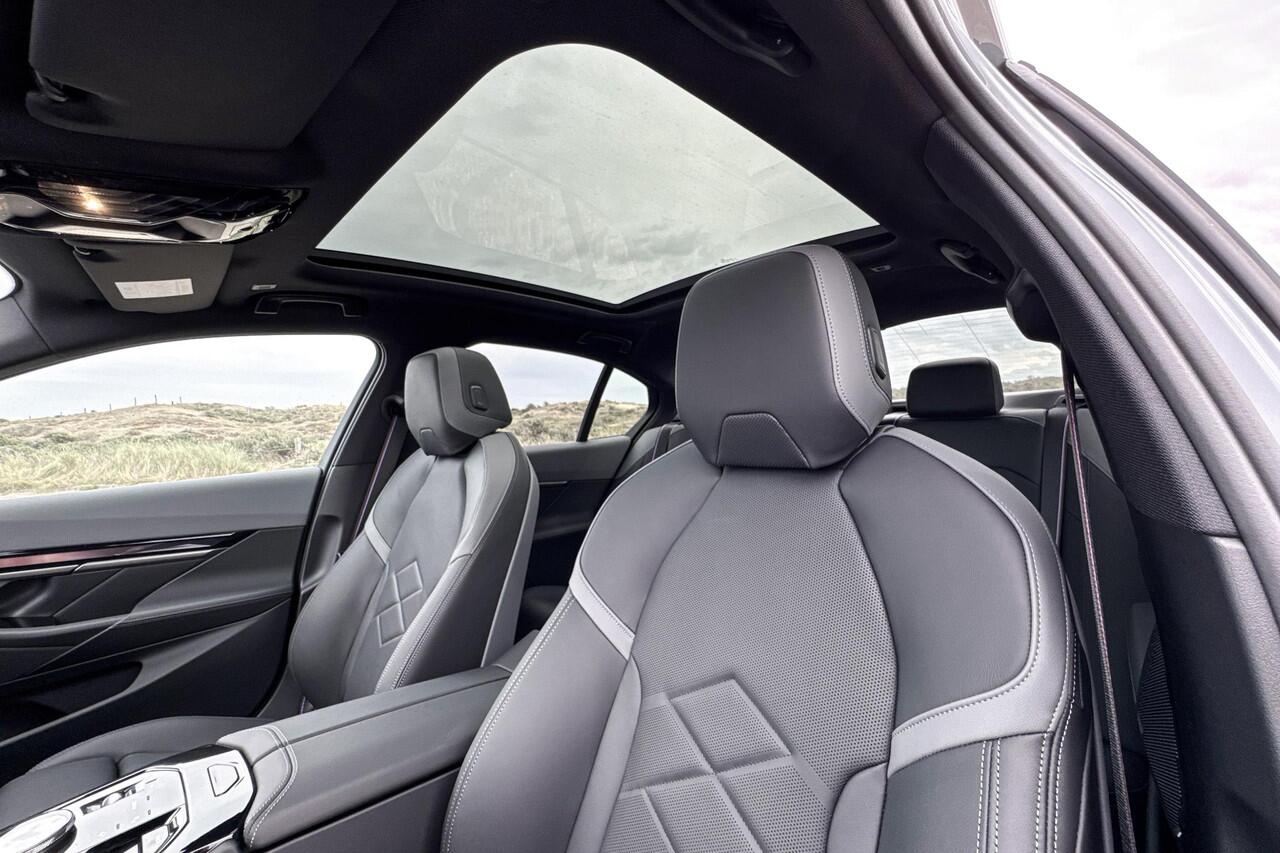 BMW i5 Sedan eDrive40 M Sport Edition | M Sport | Glazen Panoramadak | Head-up Display | Stoelventilatie | M Performance wielen