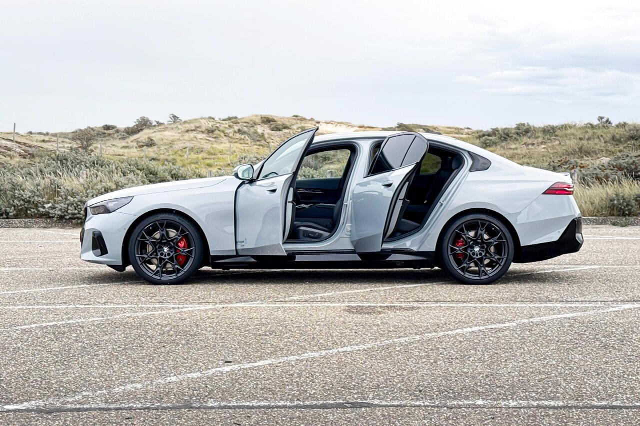 BMW i5 Sedan eDrive40 M Sport Edition | M Sport | Glazen Panoramadak | Head-up Display | Stoelventilatie | M Performance wielen