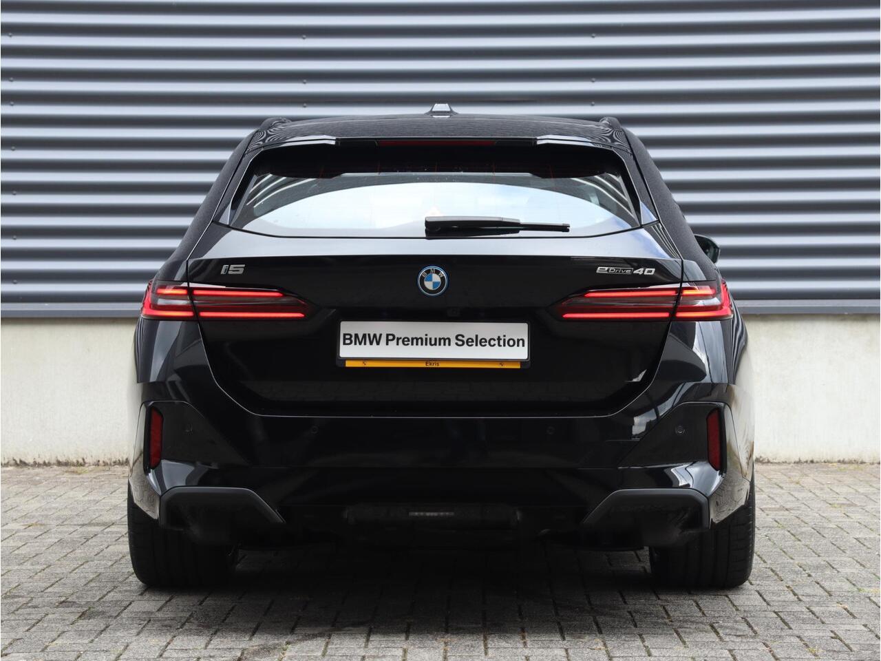 BMW i5 Touring eDrive40 | M Sportpakket Pro | Trekhaak | Driving Assistant Prof. | Adaptief M Onderstel Prof. | Harman Kardon | Head-Up | Parking Assistant Plus | Comfortstoelen | 19'' LMV