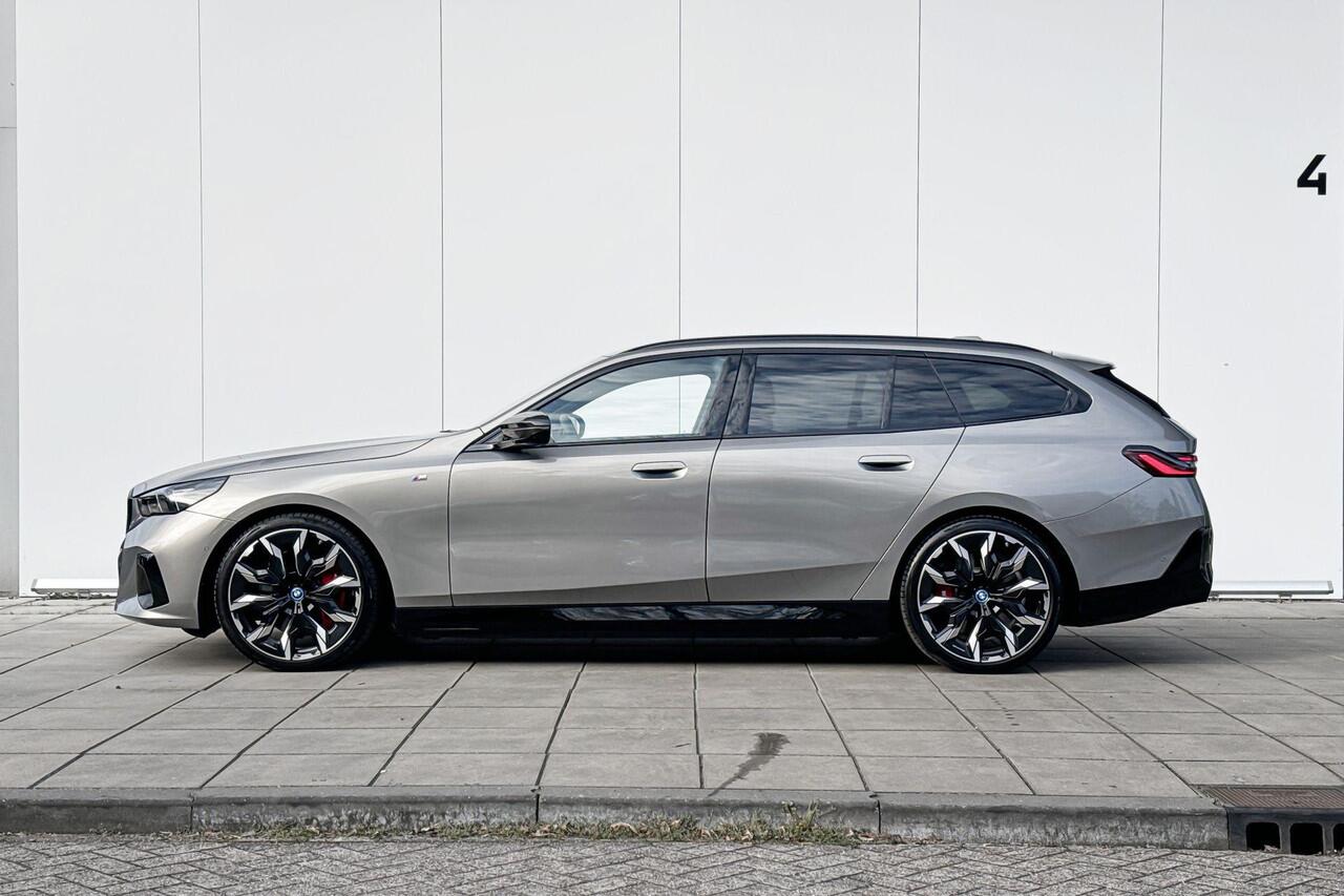 BMW i5 Touring M60 xDrive 84 kWh 21 Inch / Stuurwielrand verwarming / Stoel verwarming Voor & Achter / Comfort Acces / Electrische Zwenkhaak / Ionic Glow Exterieur pakket / Panorama Dak / Getinte Ramen / Stoelventilatie / Driving Assistant Prof / Parking Assist