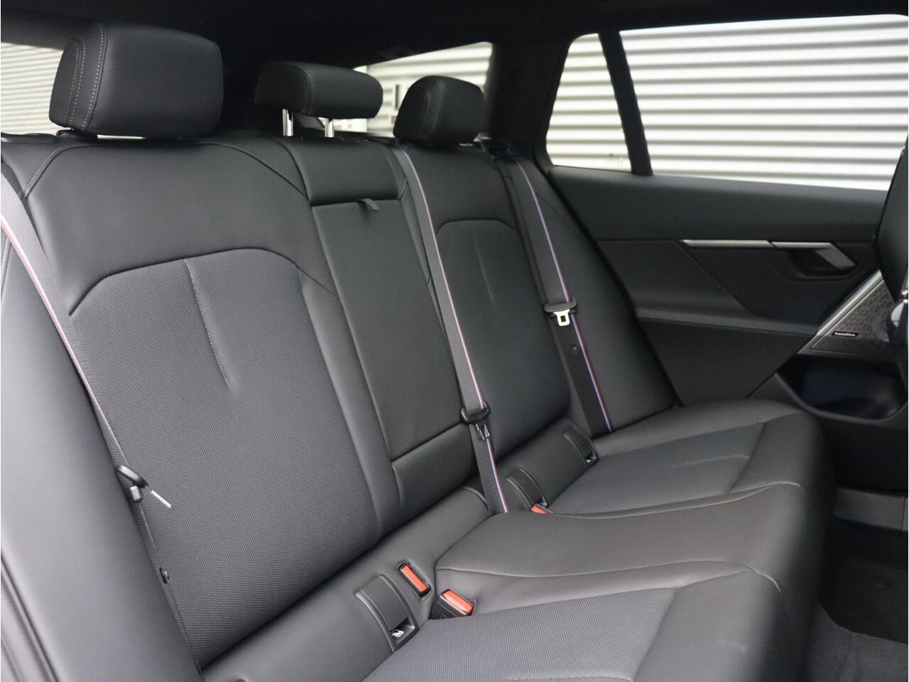 BMW i5 Touring M60 xDrive M Sportpakket Pro | Innovation Pack | Travel Pack | Iconic Glow